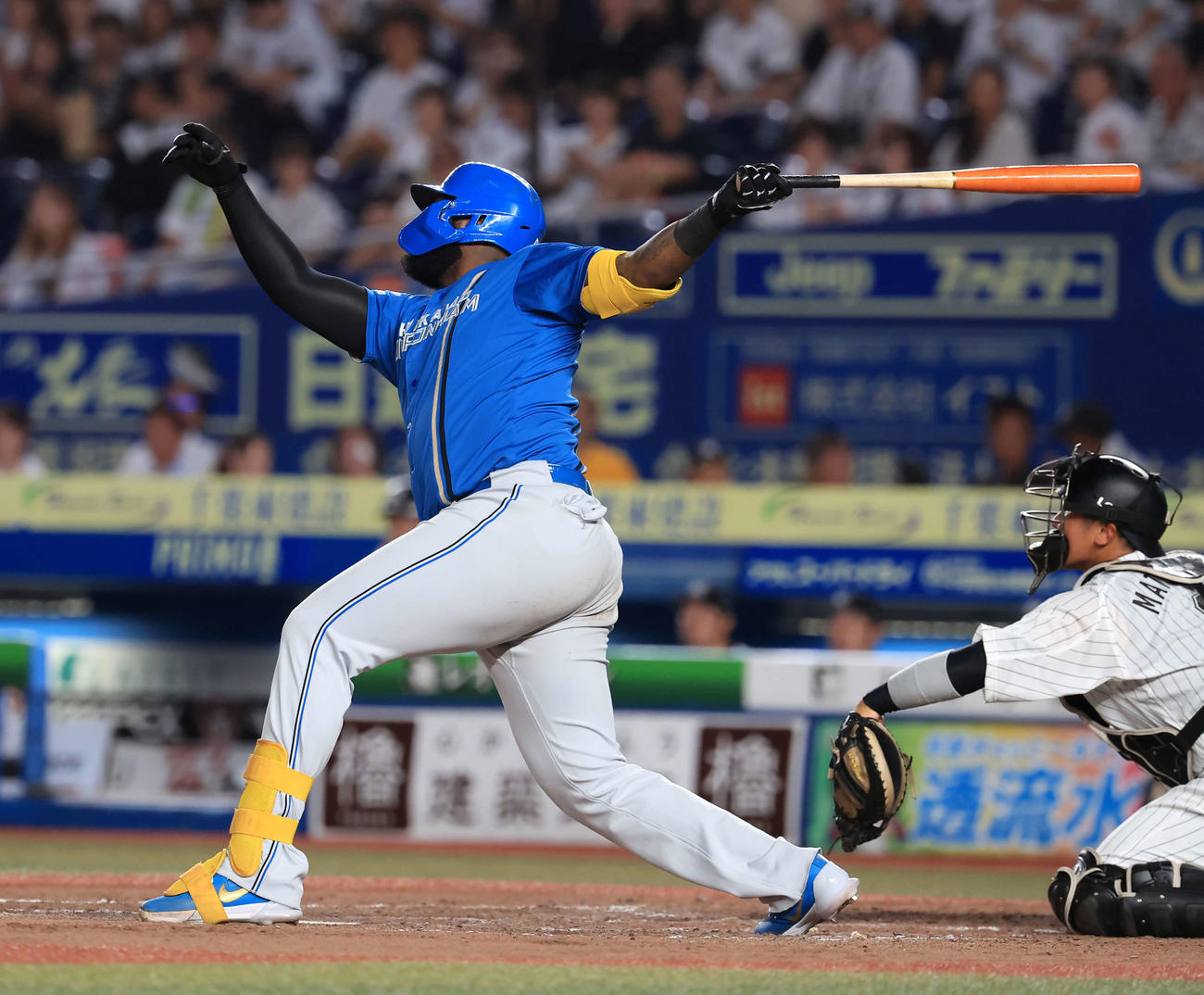 ロッテ対日本ハム　3回表日本ハム1死二、三塁、レイエスは勝ち越し犠飛を放つ（撮影・浅見桂子）