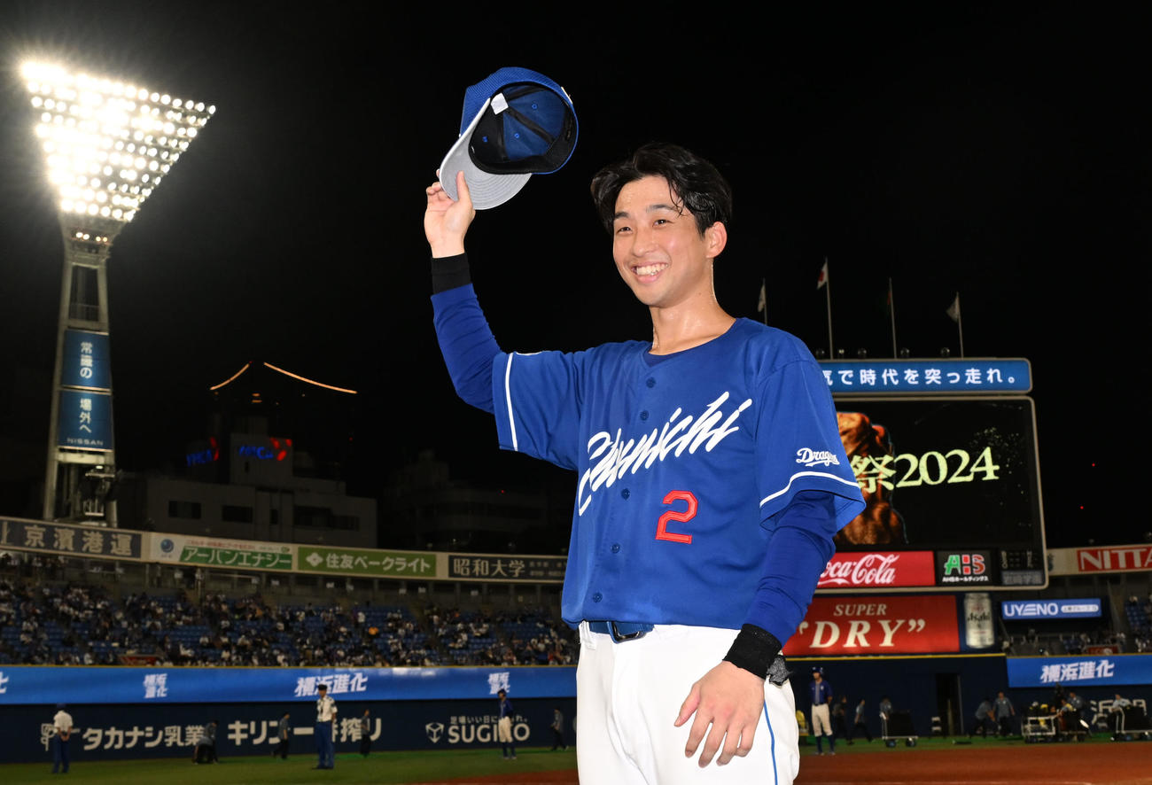 DeNA対中日　ヒーローインタビューを終え、笑顔で歓声に応える決勝打を放った中日田中（撮影・千葉一成）