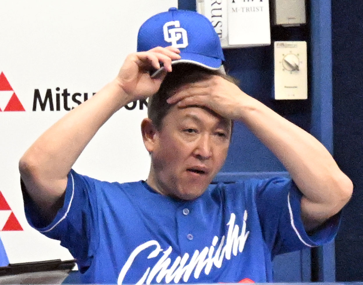 DeNA対中日　5回表、戦況を見つめる中日立浪監督（撮影・千葉一成）