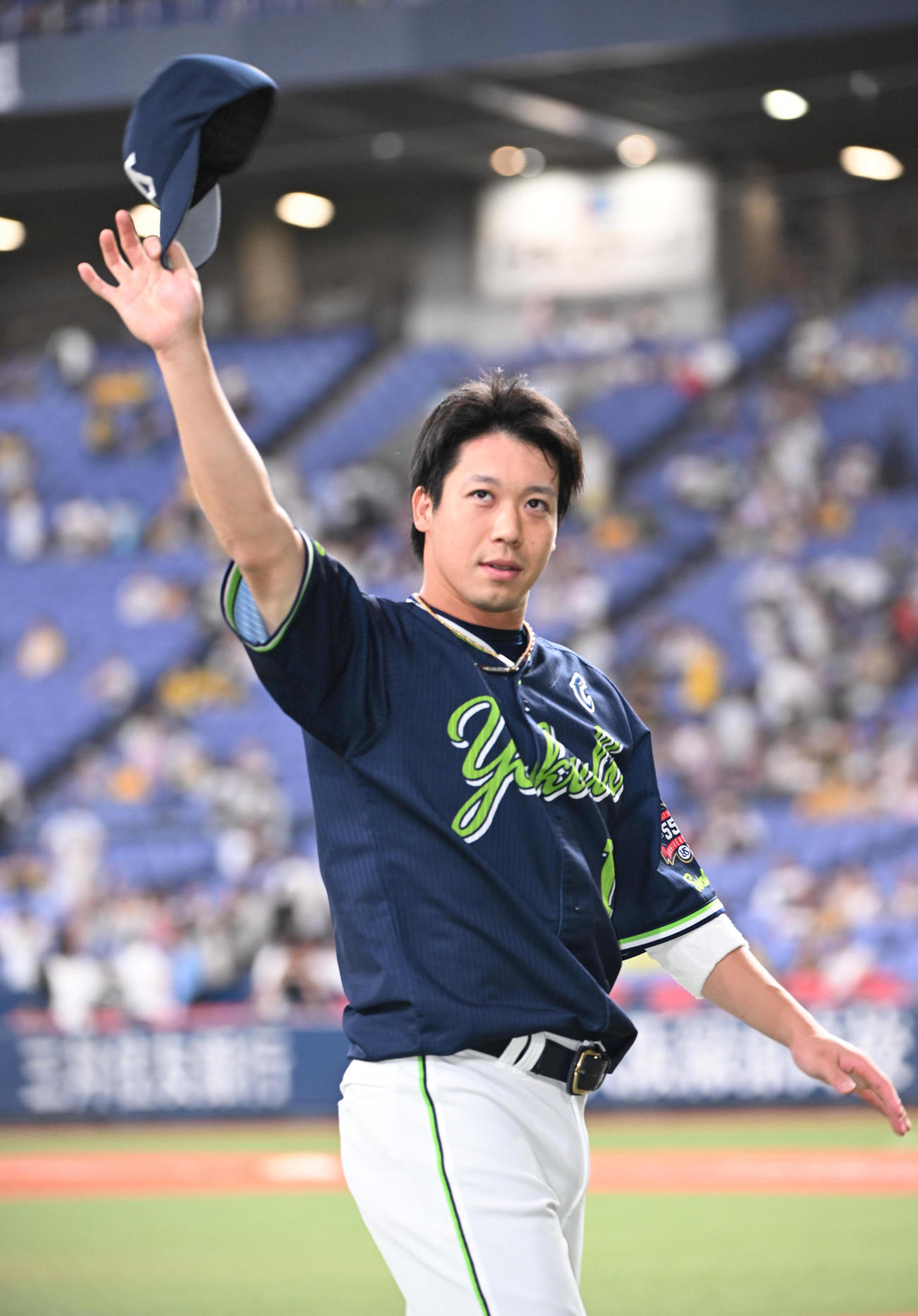 阪神対ヤクルト　ヒーローインタビュー後、ファンの声援に応えるヤクルト山田（撮影・和賀正仁）