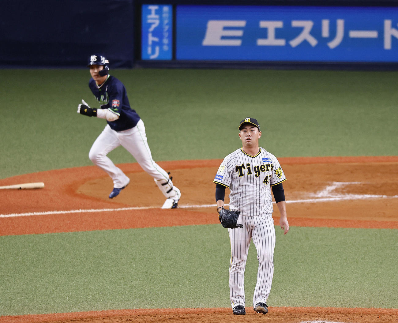 阪神対ヤクルト　9回表ヤクルト2死二塁、代打山田に適時二塁打を許す桐敷（撮影・藤尾明華）