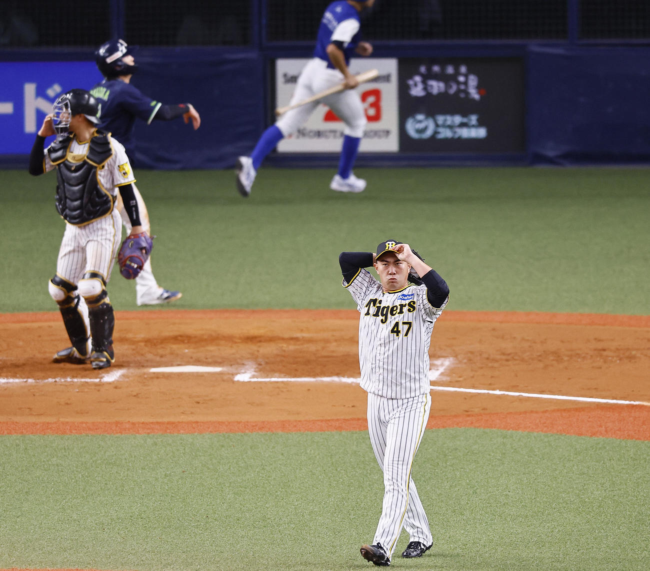 阪神対ヤクルト　9回表ヤクルト2死二塁、代打山田に適時二塁打を許した桐敷（撮影・藤尾明華）