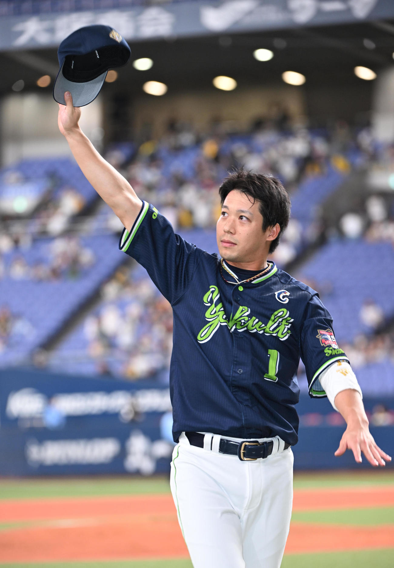 阪神対ヤクルト　ヒーローインタビュー後、ファンの声援に応えるヤクルト山田（撮影・和賀正仁）