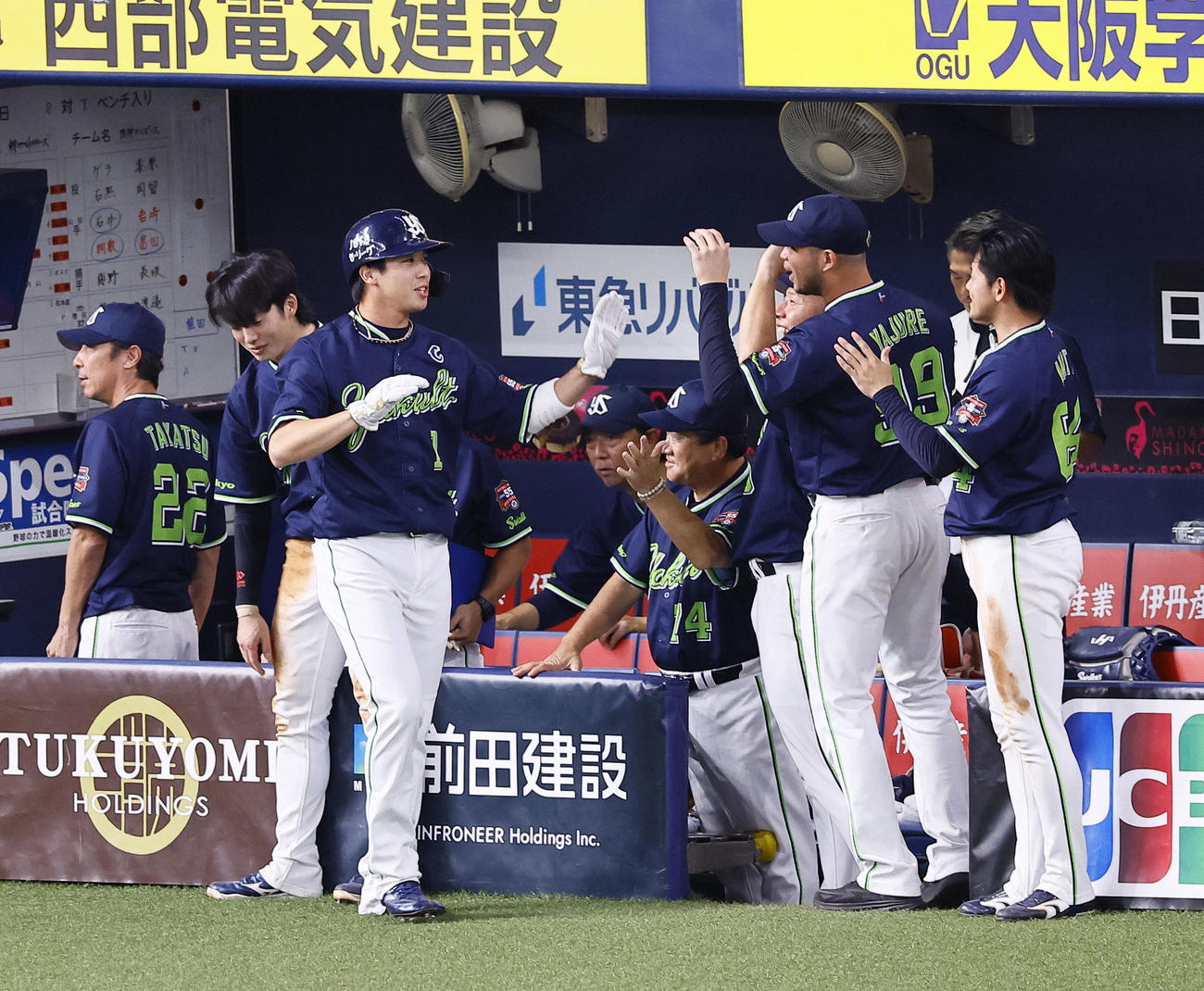 阪神対ヤクルト　9回表ヤクルト2死満塁、オスナの2点適時二塁打で生還し、ナインとタッチを交わす山田（撮影・藤尾明華）