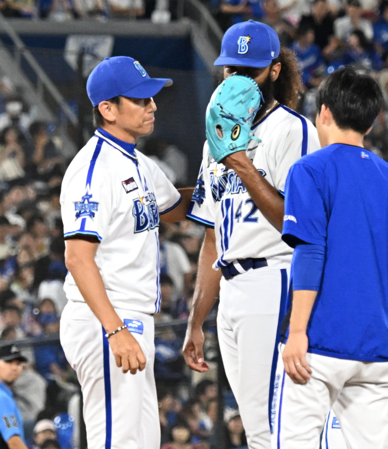 DeNA対中日　7回表中日1死満塁、ピンチを迎え三浦監督（左）に降板を告げられるジャクソン（撮影・千葉一成）