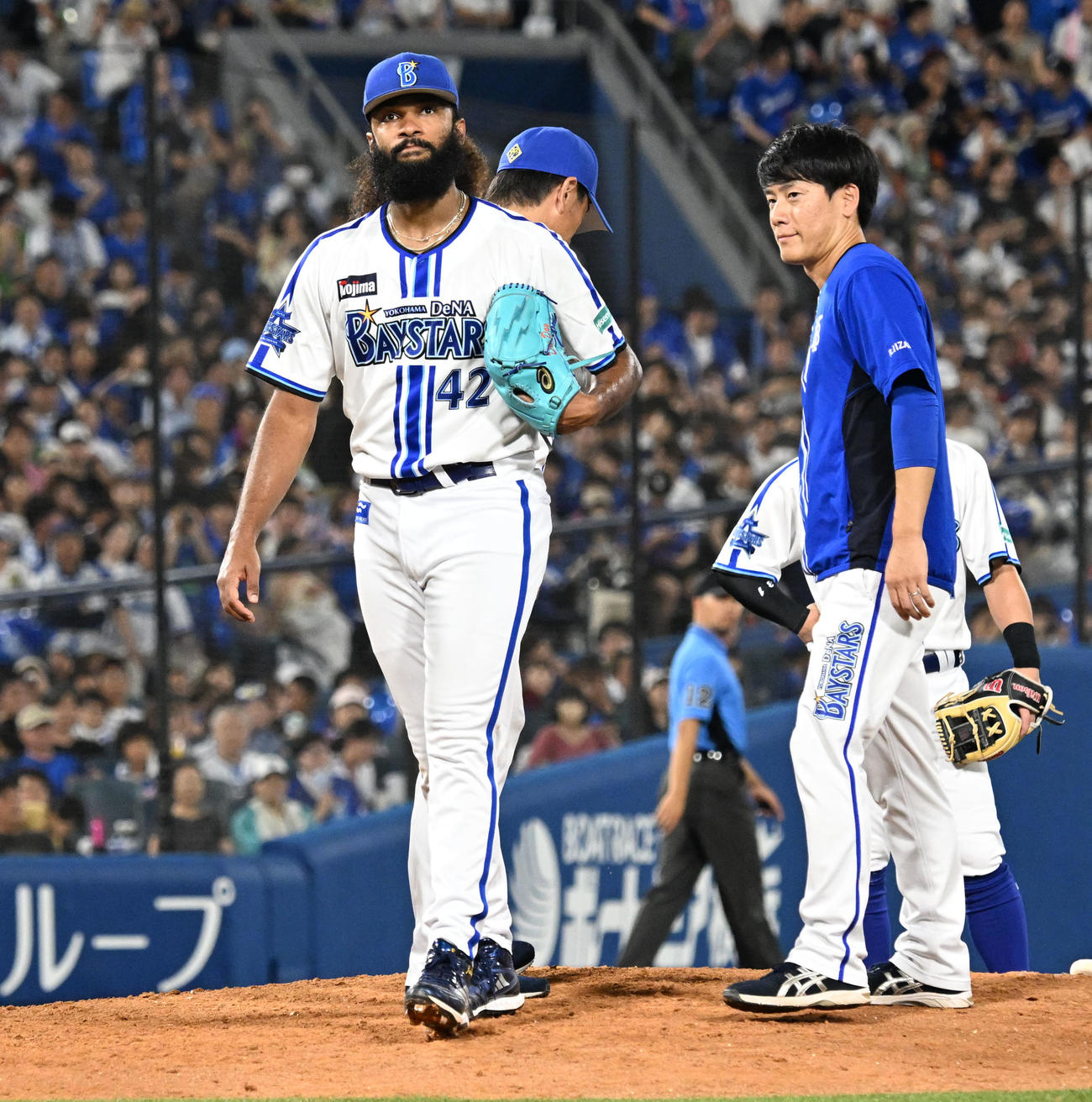 DeNA対中日　7回表中日1死満塁、ピンチを迎え、降板するジャクソン（撮影・千葉一成）
