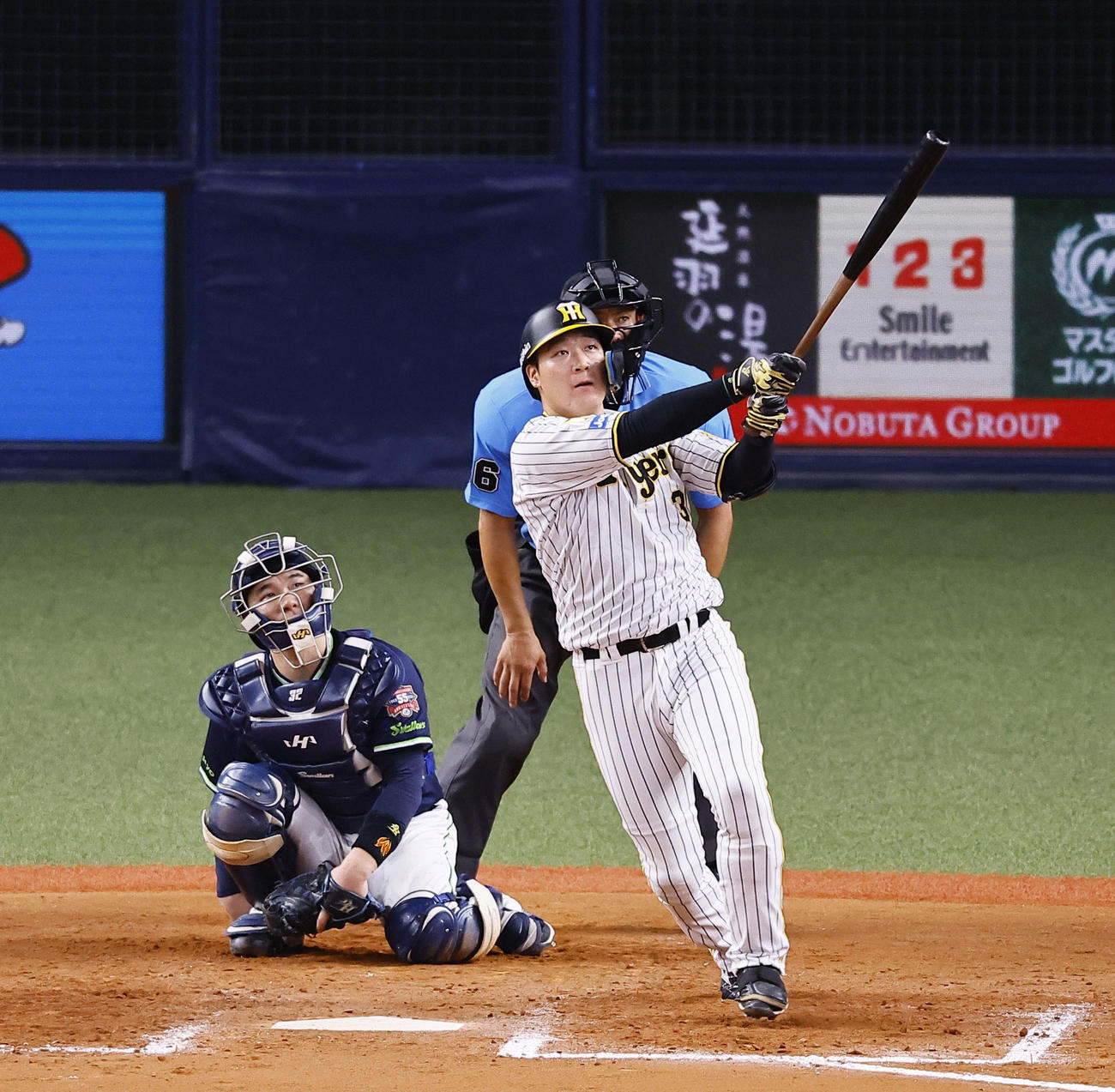 阪神対ヤクルト　8回裏阪神2死、大山は左越えに同点本塁打を放つ（撮影・藤尾明華）