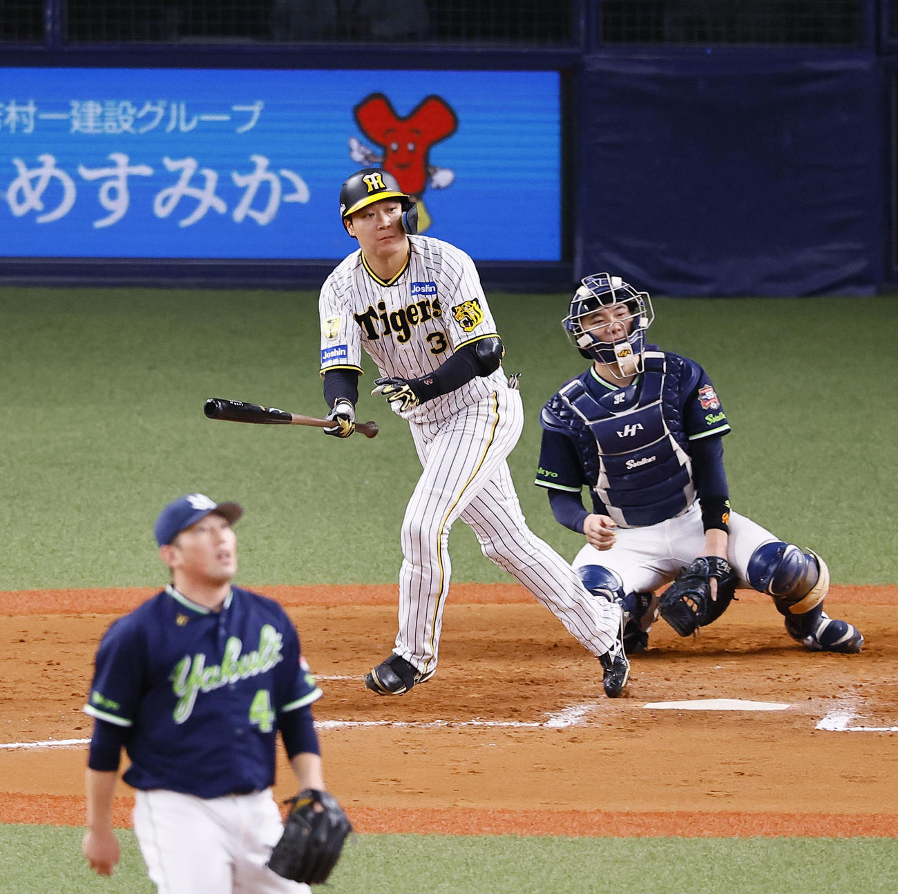 阪神対ヤクルト　8回裏阪神2死、大山は左越えに同点本塁打を放つ。投手大西（撮影・藤尾明華）