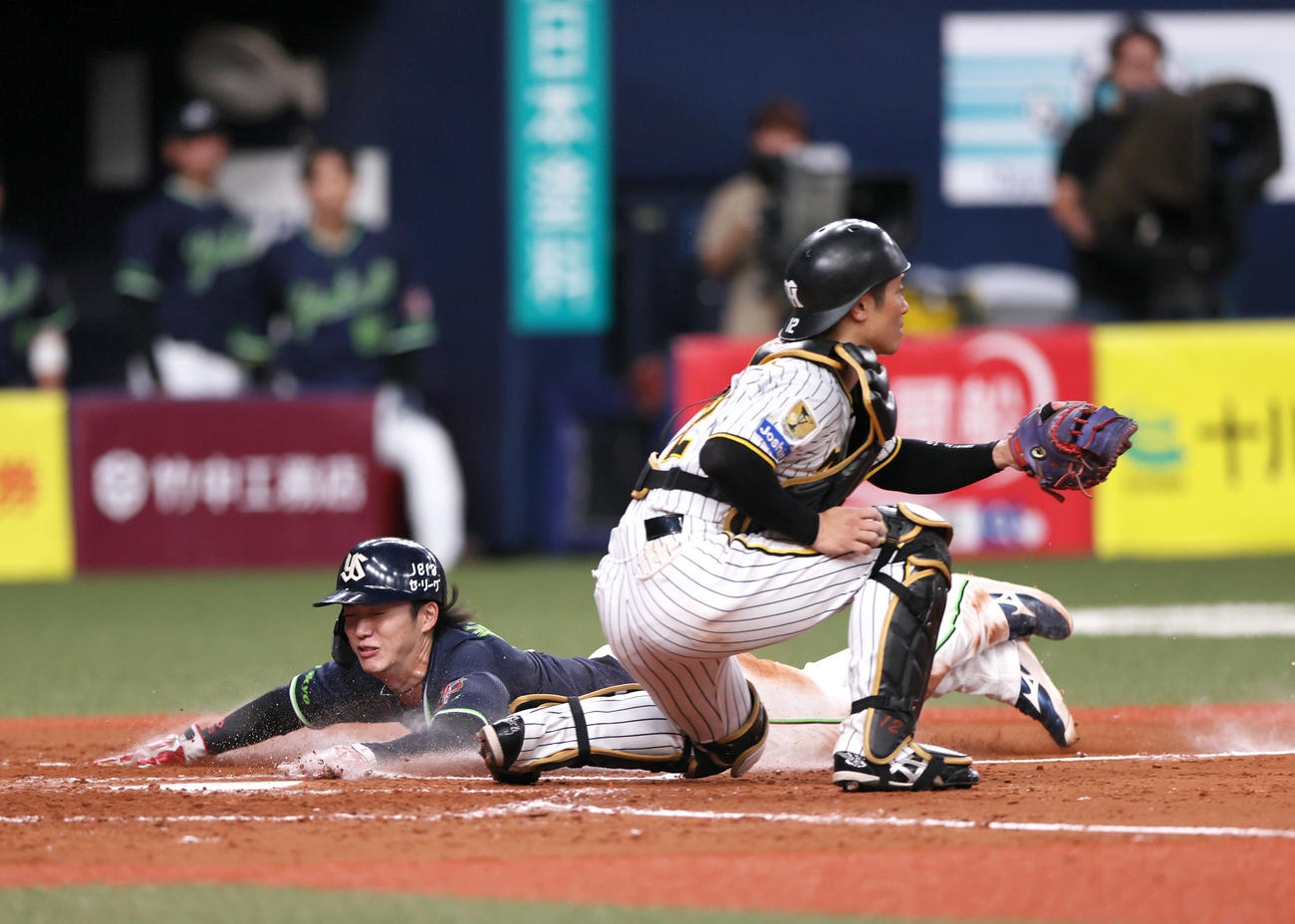 阪神対ヤクルト　3回表ヤクルト1死満塁、宮本の左犠飛で生還する三走長岡。右は捕手坂本（撮影・上山淳一）