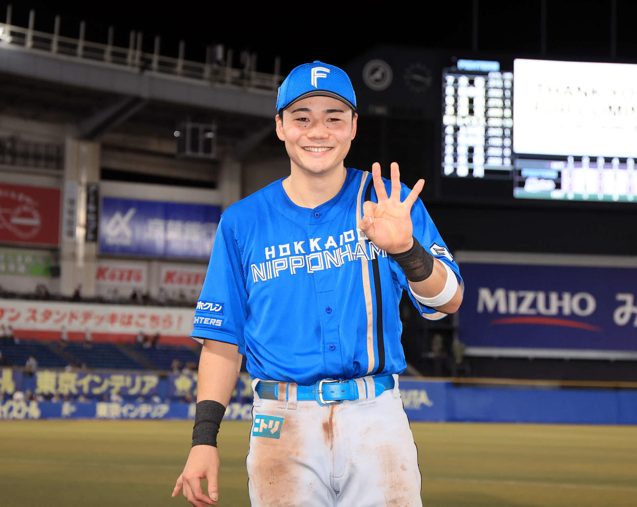 ロッテ対日本ハム　3安打の日本ハム清宮は、インタビュー後、笑顔で「3」のポーズ（撮影・浅見桂子）