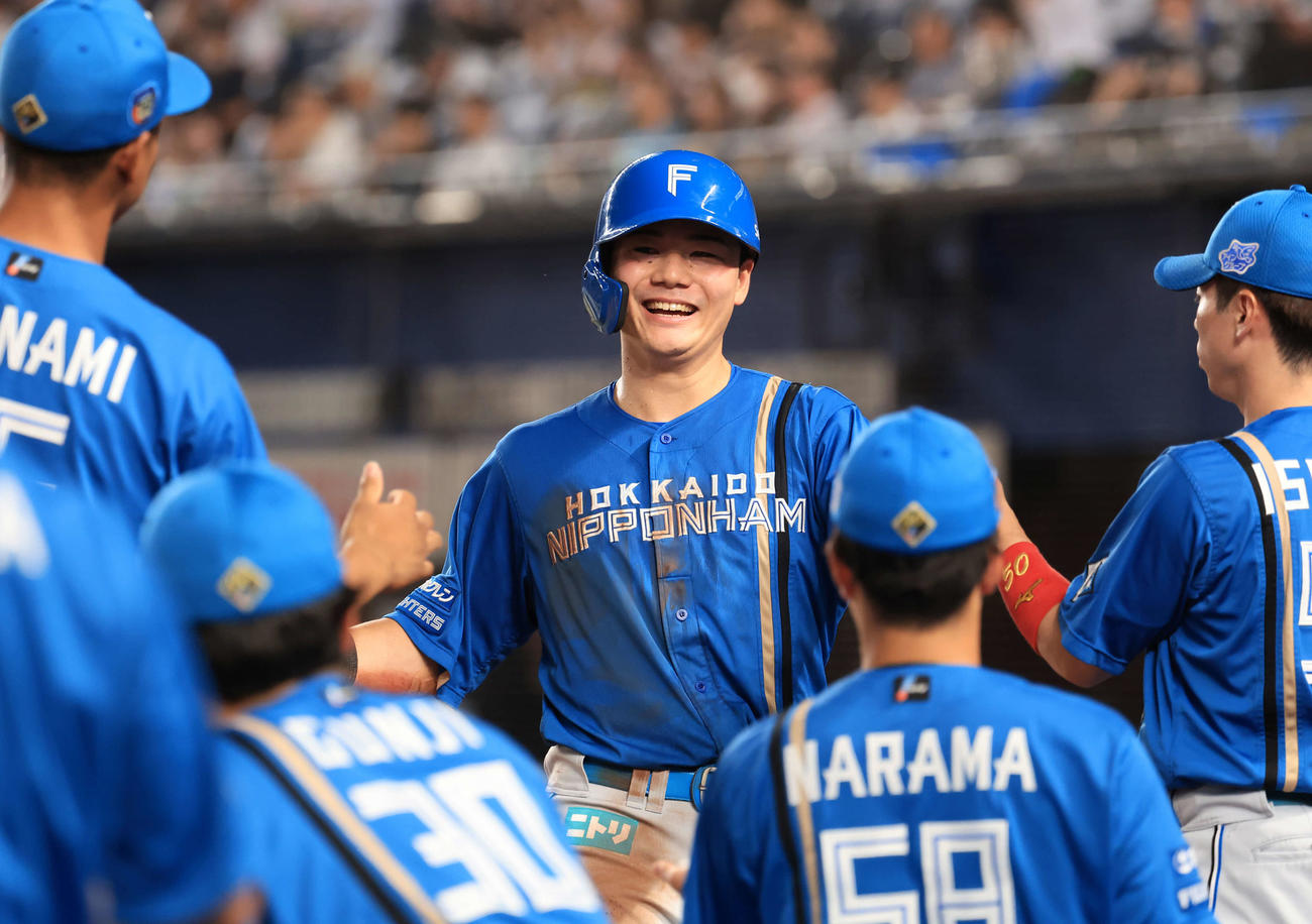 ロッテ対日本ハム　3回表日本ハムの攻撃後、同点適時打の清宮はナインに迎えられ笑顔（撮影・浅見桂子）