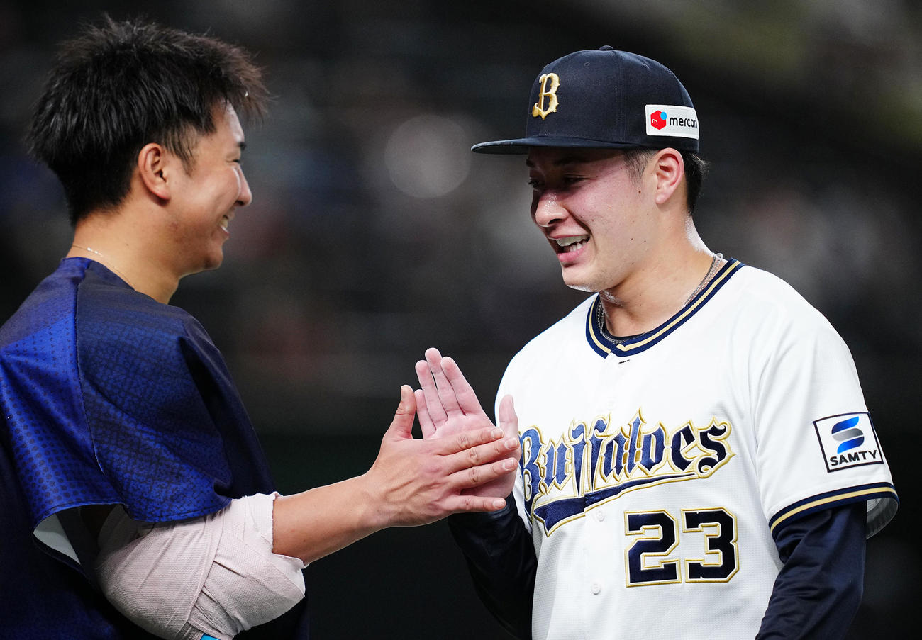西武対オリックス　10回裏西武2死満塁、源田を遊ゴロで無失点で切り抜けた吉田（右）は笑顔でナインとタッチ（撮影・垰建太）