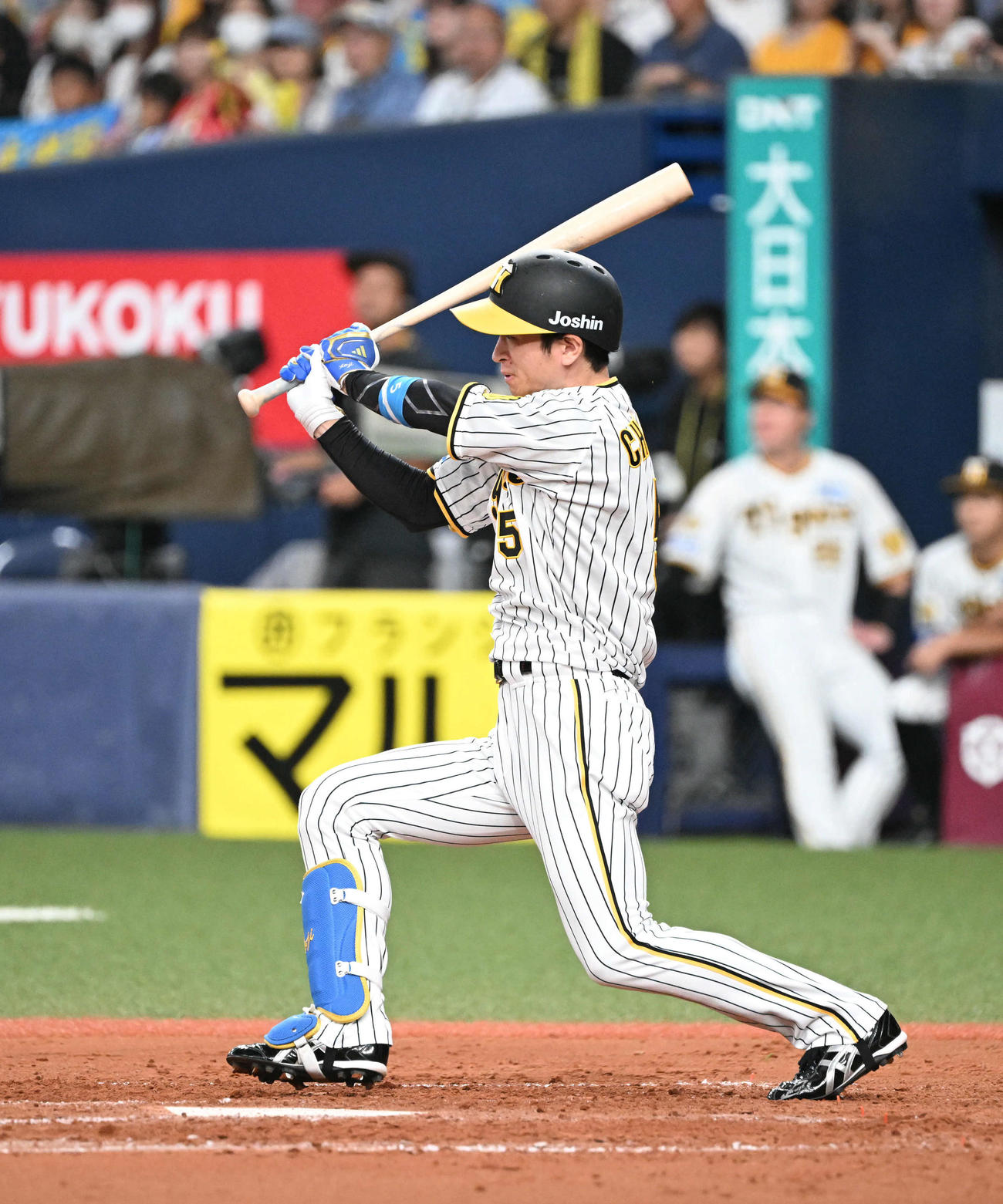 阪神対ヤクルト　5回裏阪神1死一塁、右前打を放つ近本（撮影・和賀正仁）