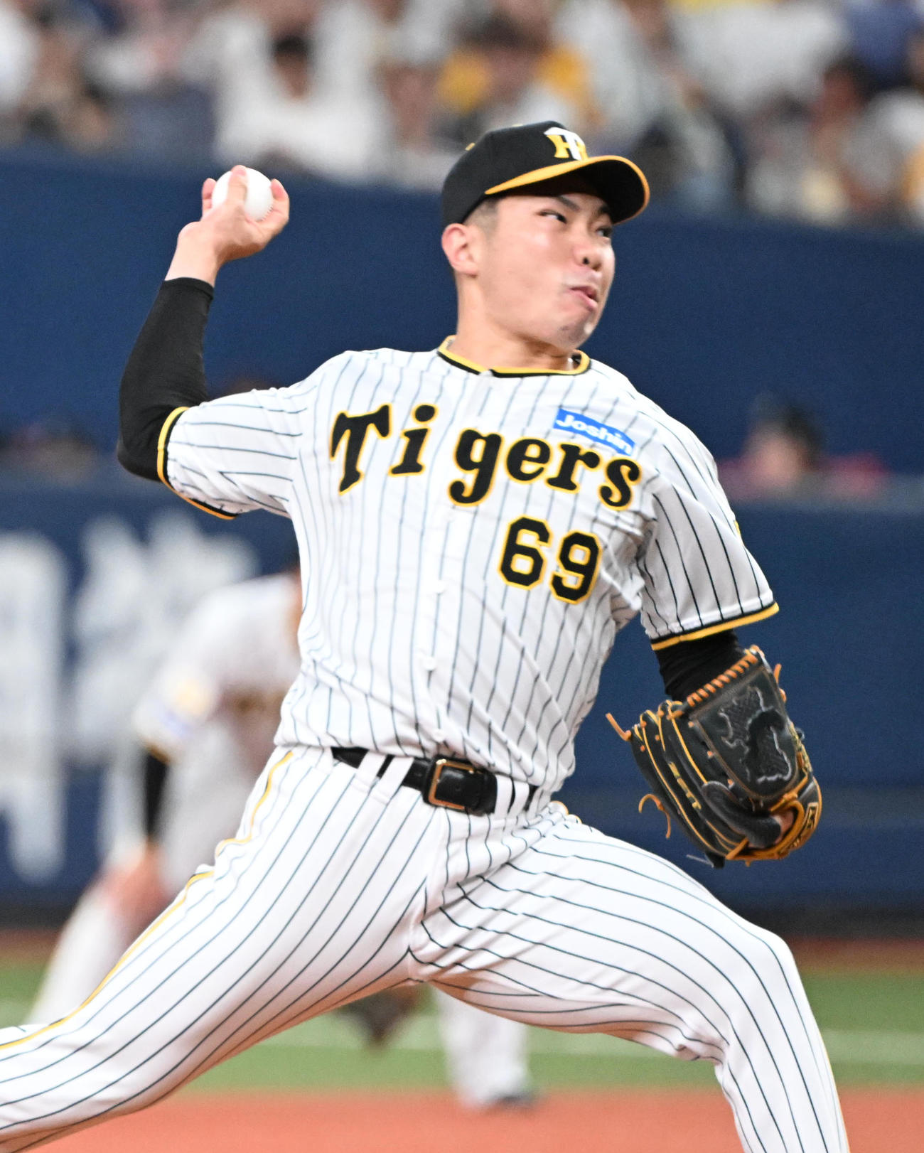 阪神対ヤクルト　8回に登板する阪神石井（撮影・和賀正仁）