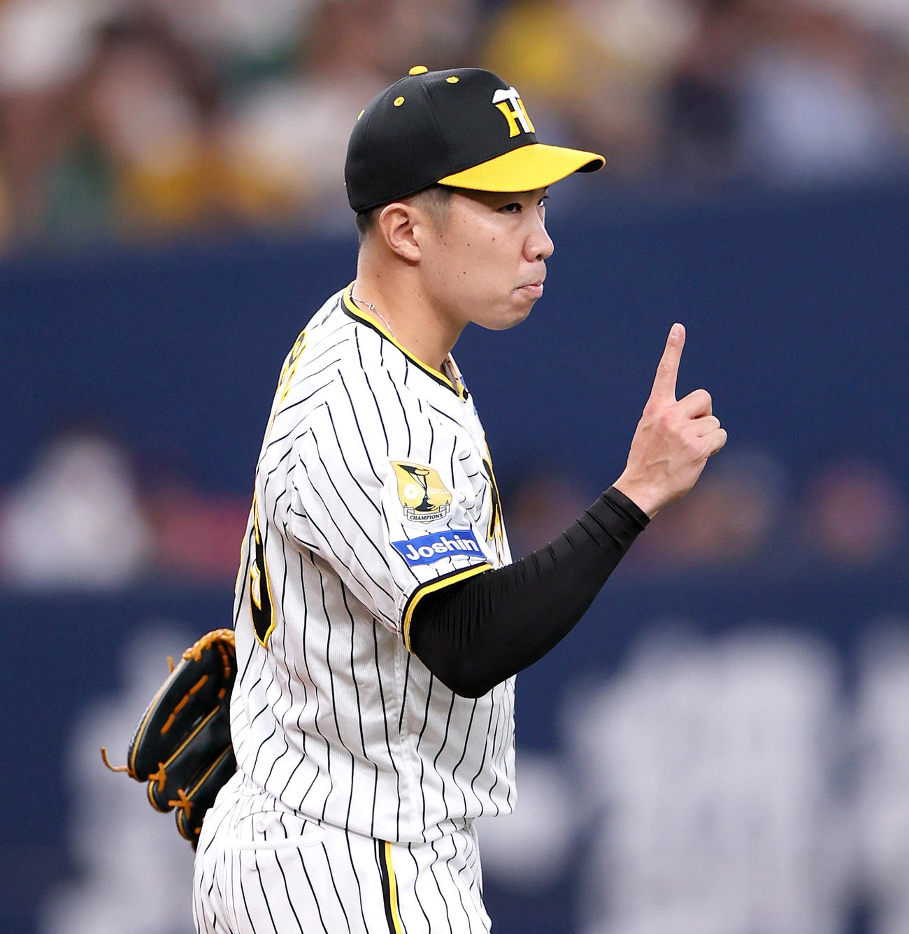 阪神対ヤクルト　8回表ヤクルト無死、石井は村上を空振り三振に仕留める（撮影・上山淳一）