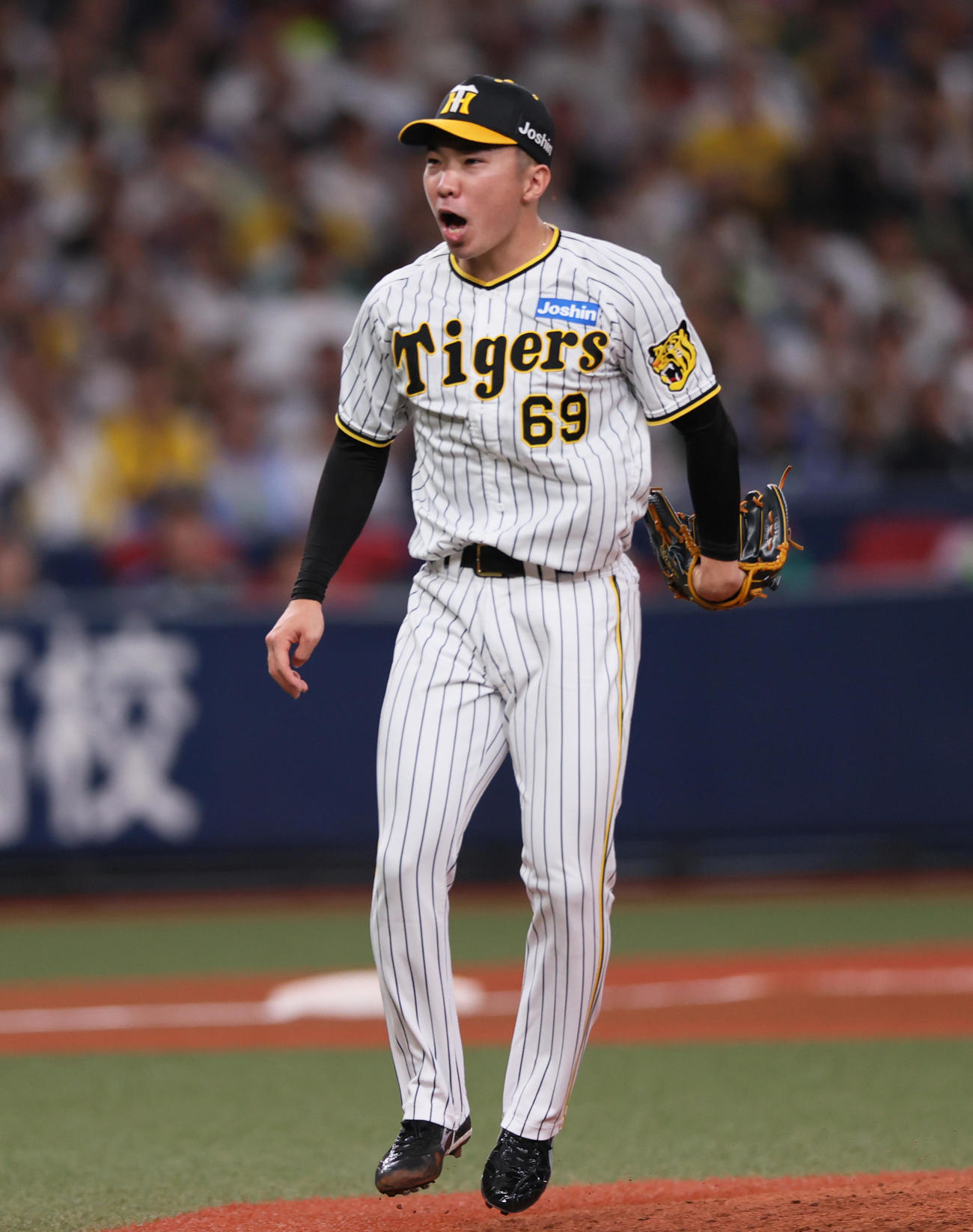 阪神対ヤクルト　8回表ヤクルト2死一、二塁、石井は松本直を空振り三振に仕留めさけぶ（撮影・上山淳一）