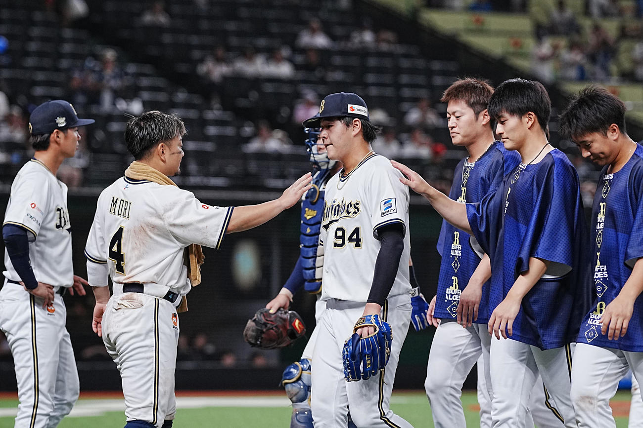 西武対オリックス　12回裏西武2死一、三塁、サヨナラ適時打を許し肩を落とす川瀬（中央）らオリックスナイン（撮影・垰建太）