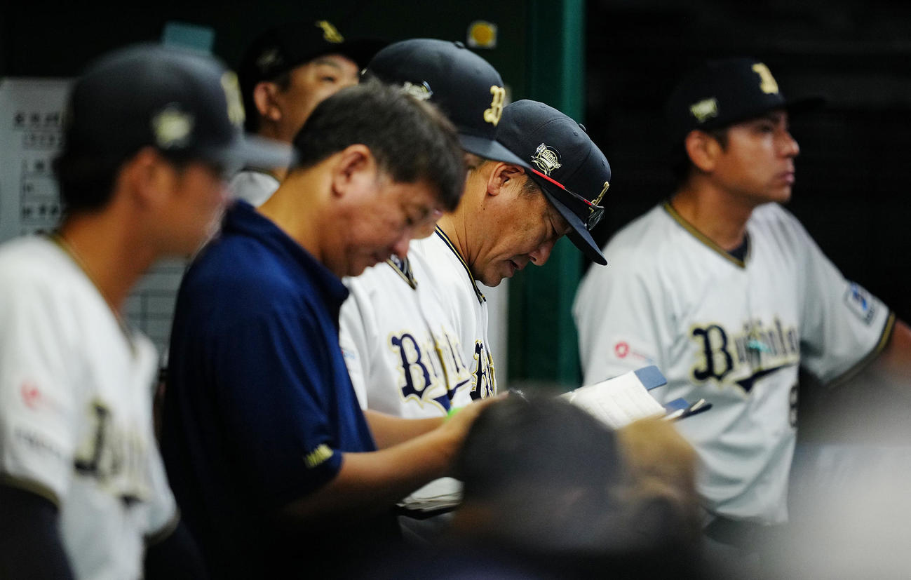 西武対オリックス　12回、ベンチでうつむくオリックス中嶋監督（右から2人目）（撮影・垰建太）