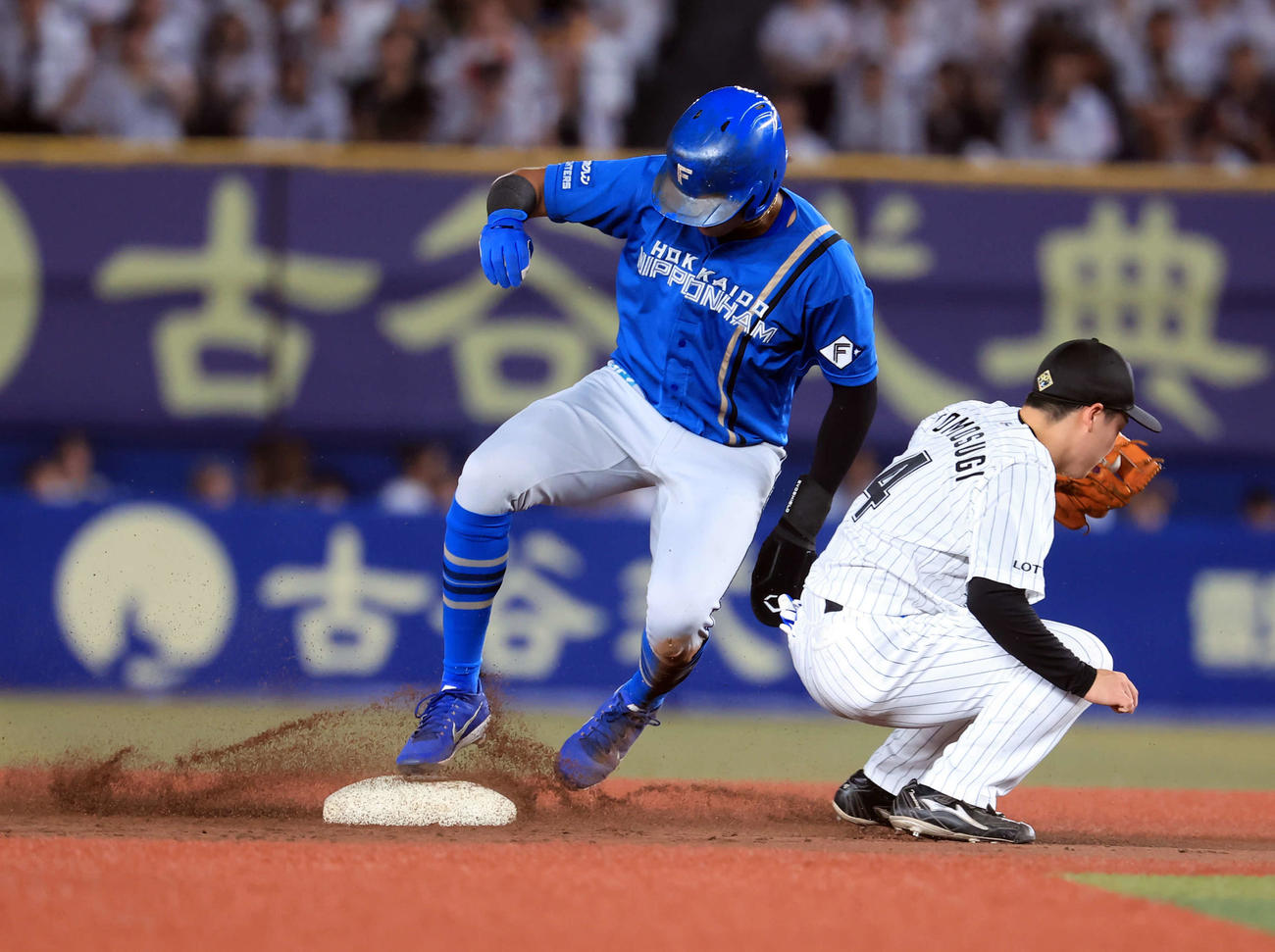 ロッテ対日本ハム　3回表日本ハム無死一塁、水谷は二塁盗塁を決める（撮影・浅見桂子）