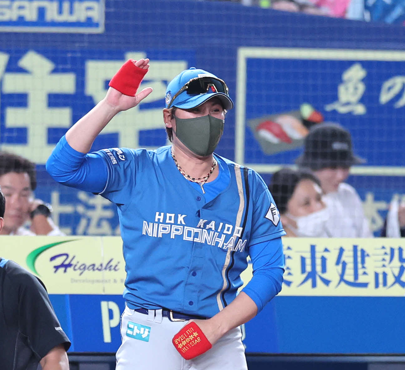 ロッテ対日本ハム　勝利し喜ぶ新庄監督（撮影・鈴木正人）
