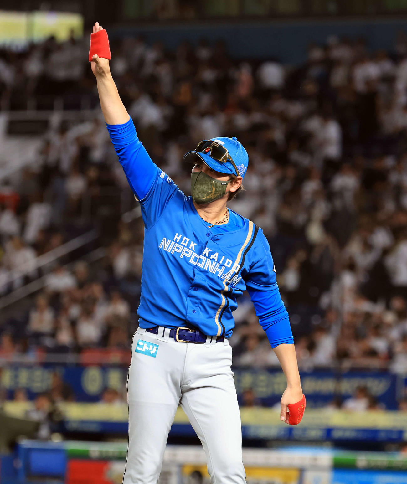 ロッテ対日本ハム　1点差で逃げ切り勝利シ、スタンドに手を振る日本ハム新庄監督（撮影・浅見桂子）
