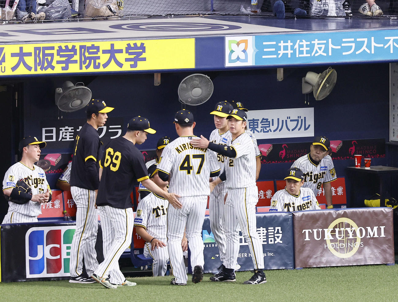 阪神対ヤクルト　9回途中、降板する桐敷（47）とベンチの阪神岡田監督（右端）（撮影・藤尾明華）