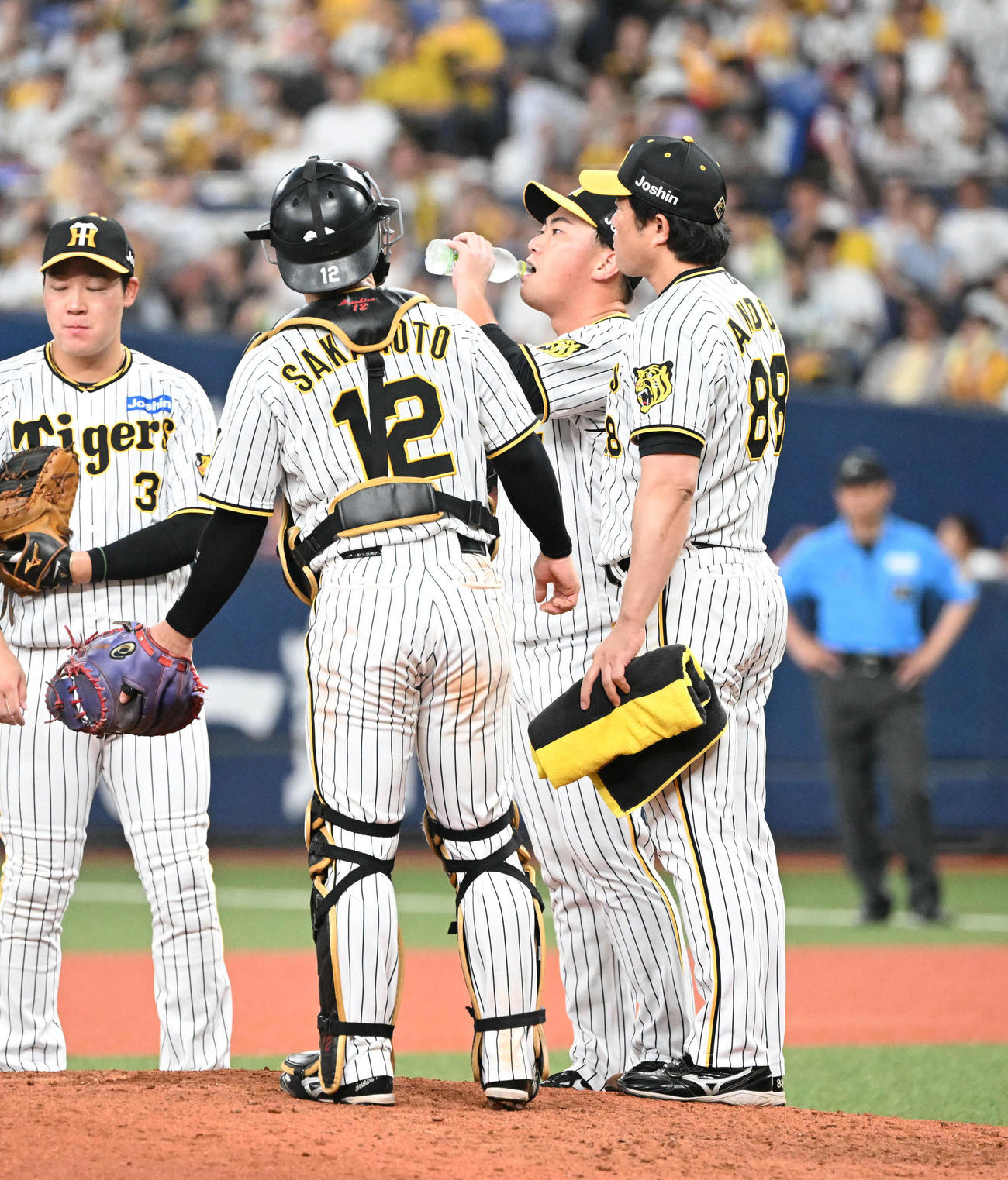 阪神対ヤクルト　9回、ピンチが続きマウンドで水を飲む桐敷（撮影・和賀正仁）