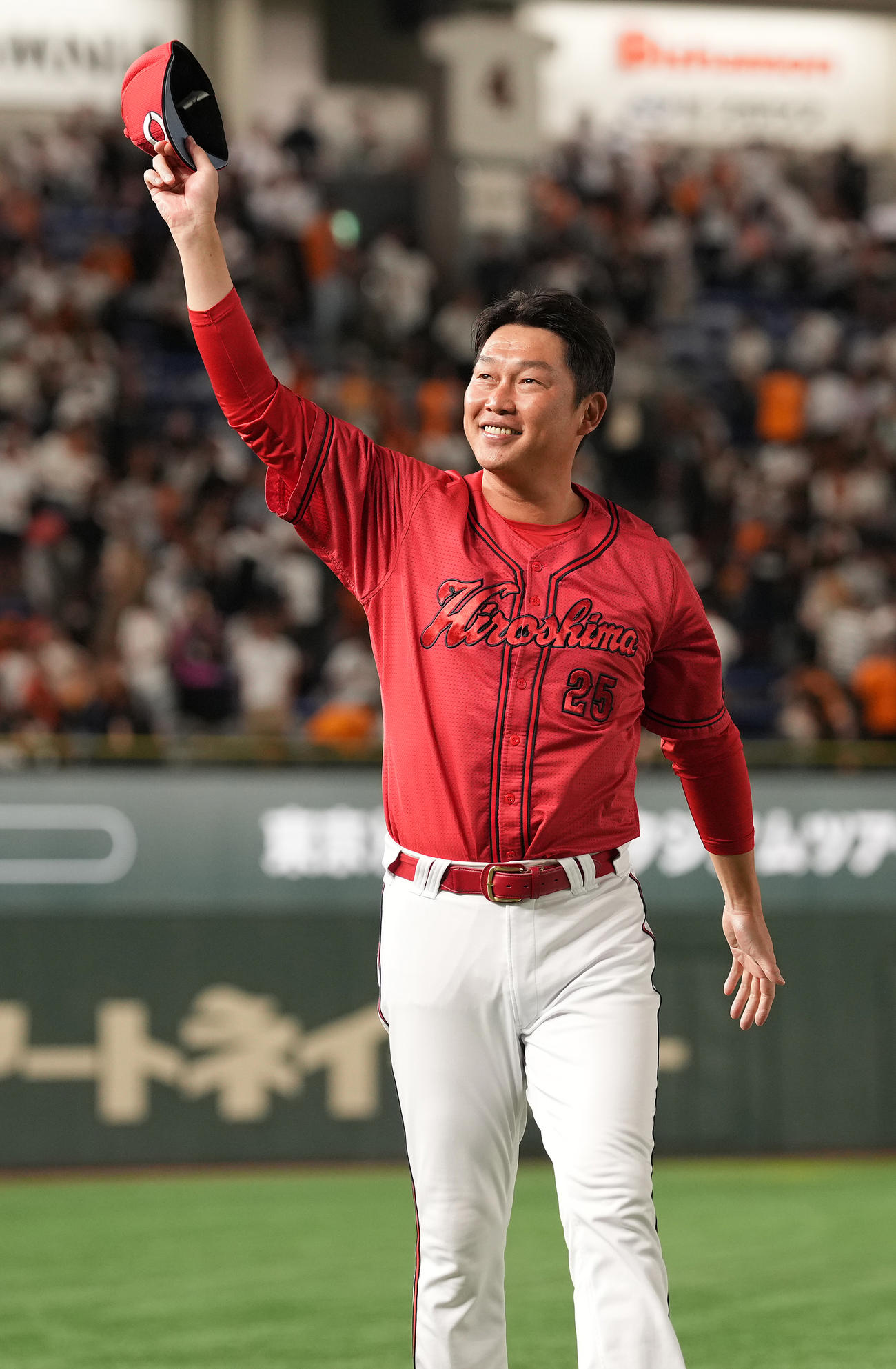 巨人対広島　東京ドームでの今季最終戦を終え、笑顔でファンの声援に応える広島新井監督（撮影・鈴木みどり）