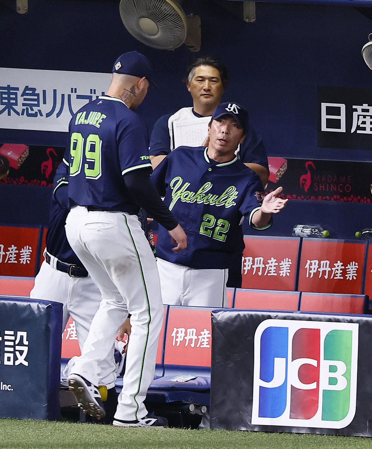 阪神対ヤクルト　7回途中、降板したヤフーレを出迎えるヤクルト高津監督（右）（撮影・藤尾明華）