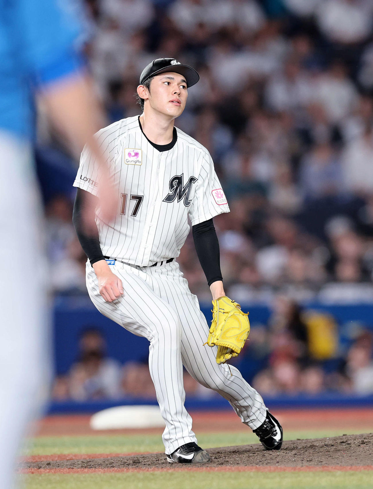 ロッテ対日本ハム　3回表日本ハム1死二、三塁、レイエスに右犠飛を放たれたロッテ佐々木（撮影・鈴木正人）