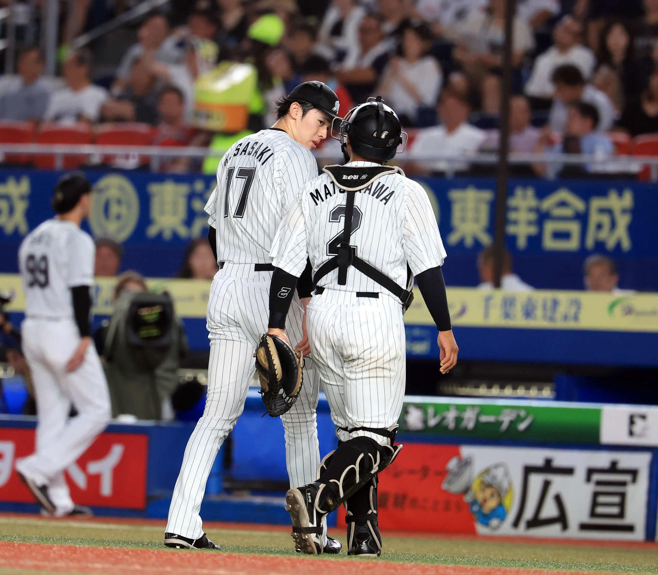 ロッテ対日本ハム　6回表日本ハムの攻撃を抑え松川（右）に声をかけながら引き揚げる佐々木（撮影・浅見桂子）