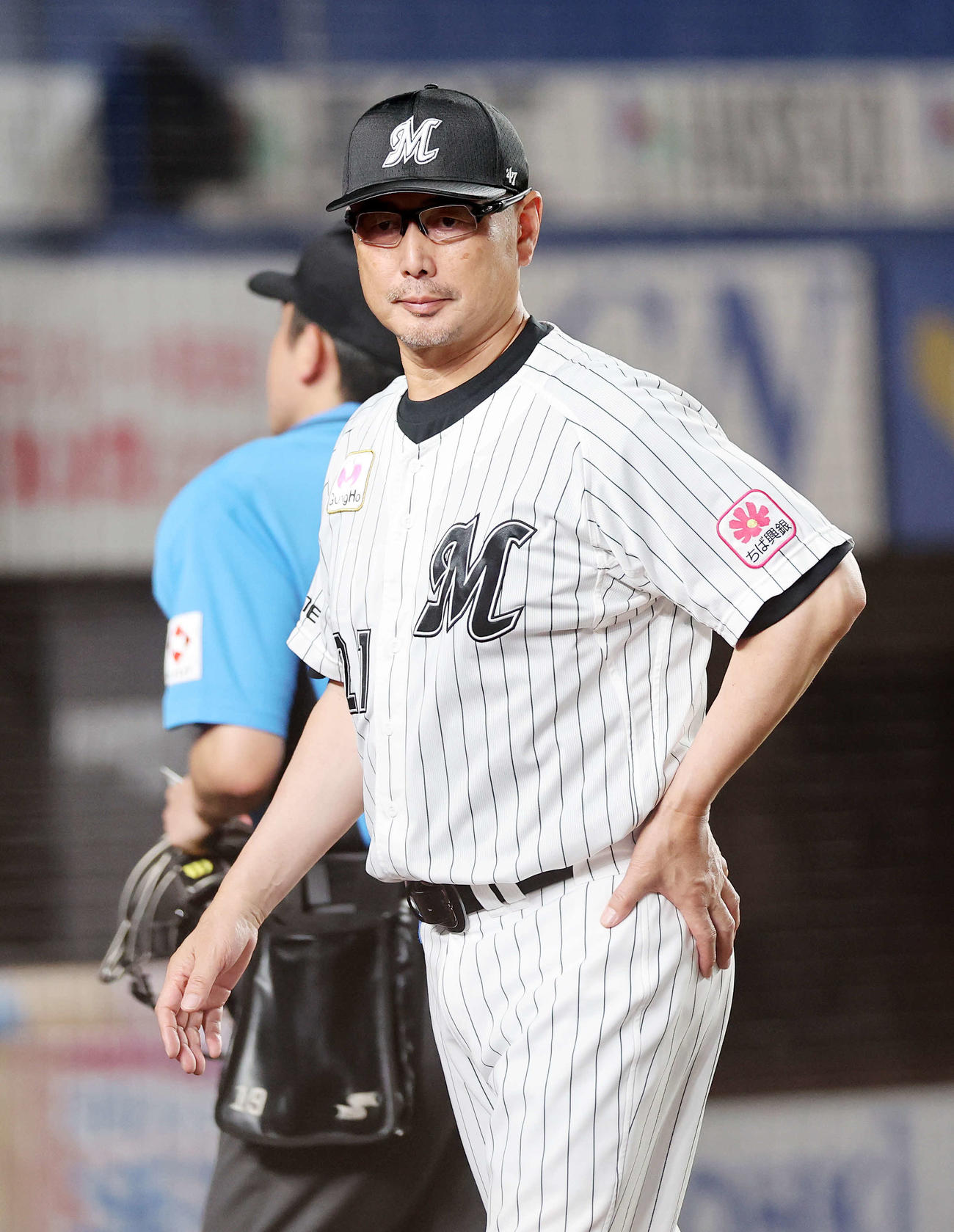 ロッテ対日本ハム　6回表、投手交代を告げベンチに引き揚げるロッテ吉井監督（撮影・鈴木正人）