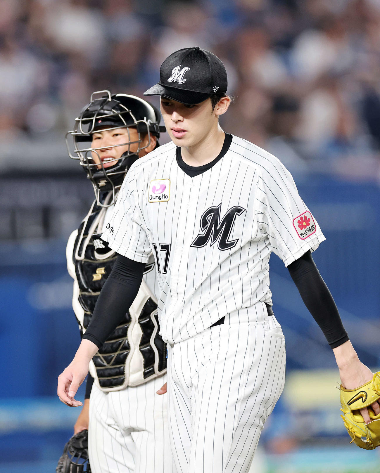 ロッテ対日本ハム　6回表、日本ハムの攻撃を抑えベンチに引き揚げるロッテ松川（左）と佐々木（撮影・鈴木正人）