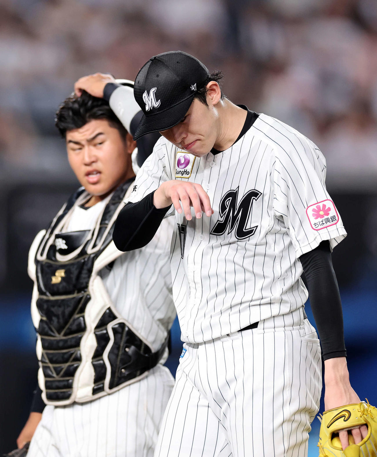 ロッテ対日本ハム　5回表、日本ハムの攻撃が終わりベンチに引き揚げるロッテ松川（左）と佐々木（撮影・鈴木正人）