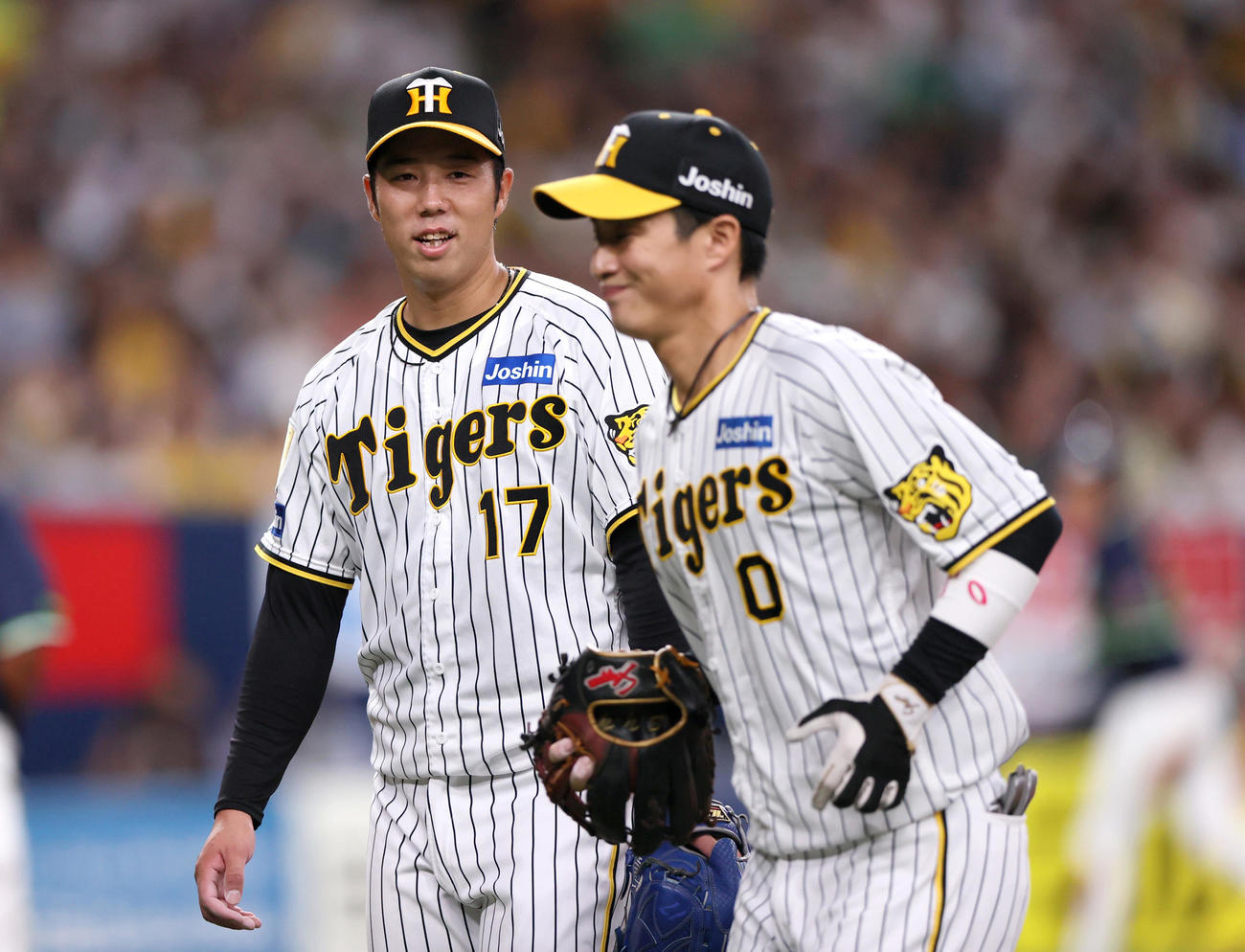 阪神対ヤクルト　6回表を投げ終えた青柳は木浪（手前）から声を掛けられ笑顔を見せながらベンチへ引き揚げる（撮影・上山淳一）