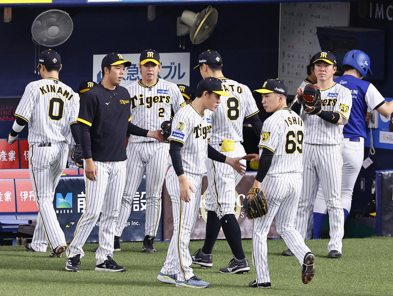阪神対ヤクルト　8回を抑えた石井（右から3人目）を出迎える阪神富田と青柳（左から2人目）（撮影・藤尾明華）