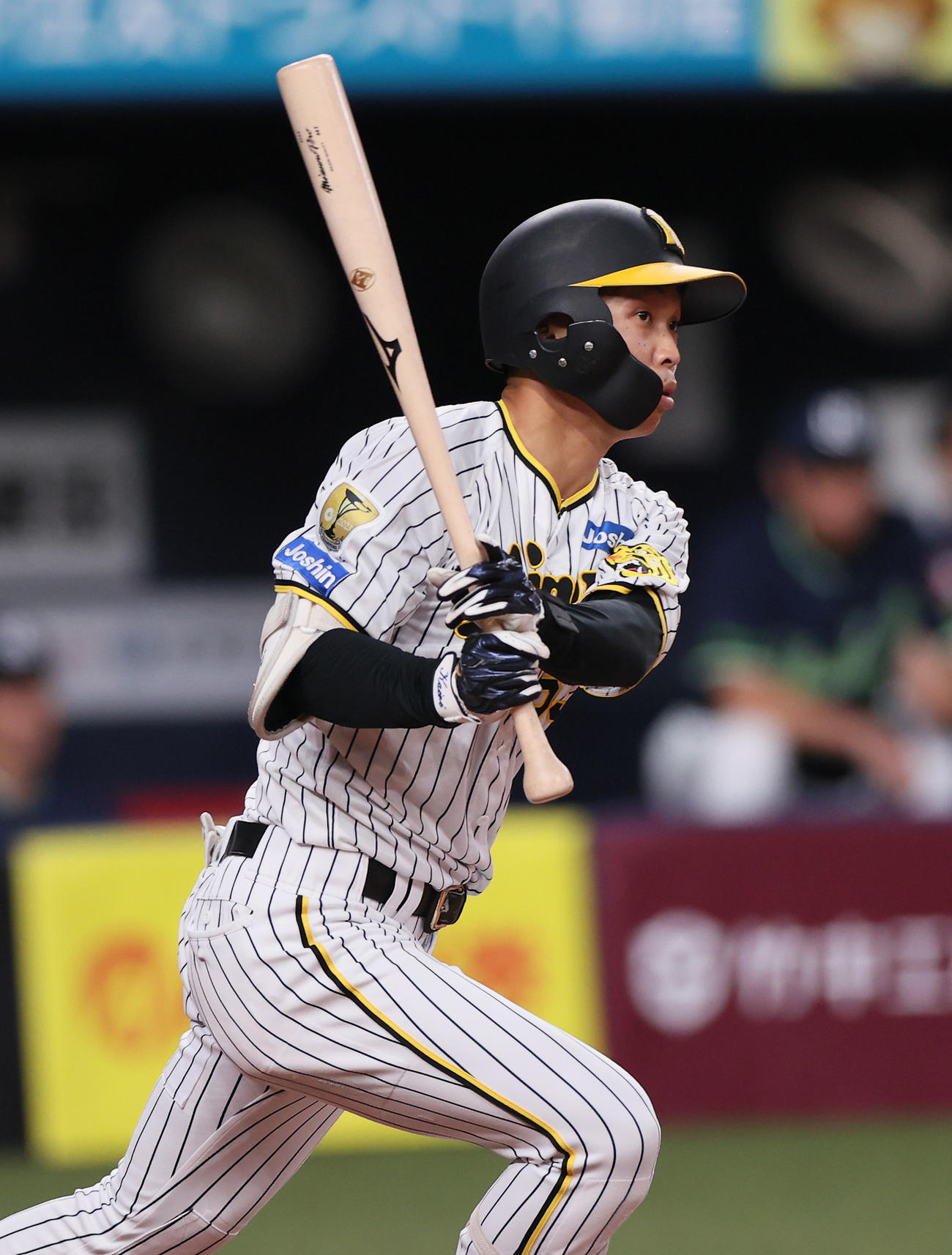 阪神対ヤクルト　2回裏阪神無死一塁、島田は先制の右適時二塁打を放つ（撮影・上山淳一）