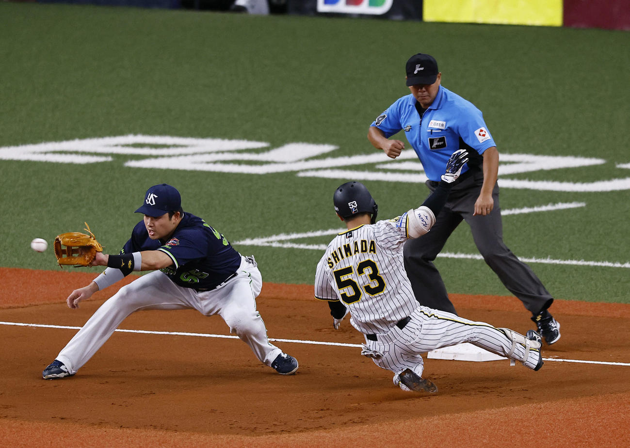 阪神対ヤクルト　2回裏阪神無死一塁、島田は右越えに適時二塁打を放ち三塁を狙うも、オーバーランしアウトになる。野手村上（撮影・藤尾明華）