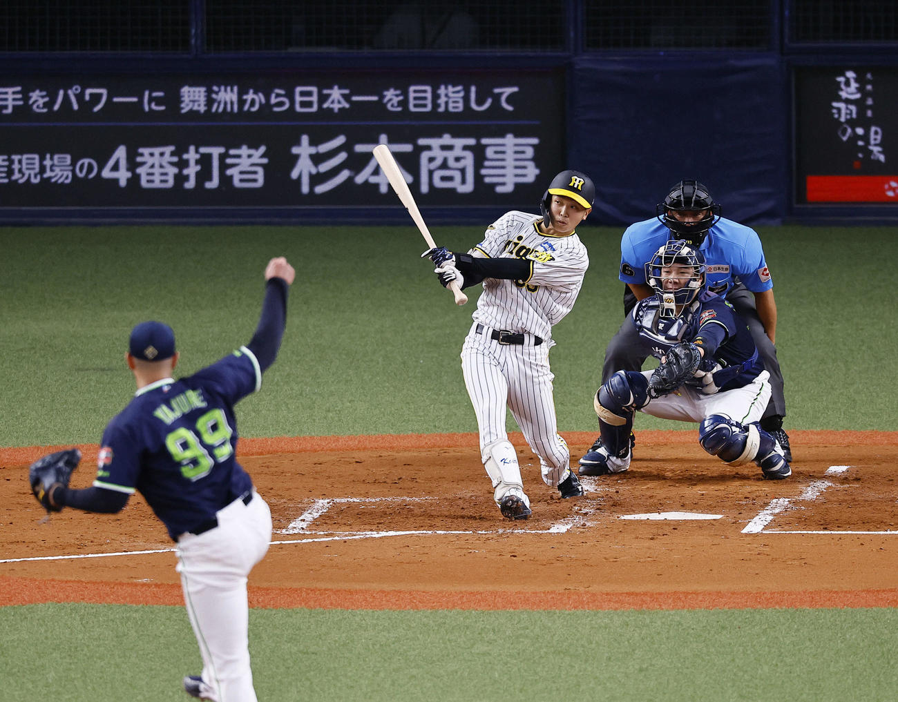 阪神対ヤクルト　2回裏阪神無死一塁、島田は右へ適時二塁打を放つ（撮影・藤尾明華）