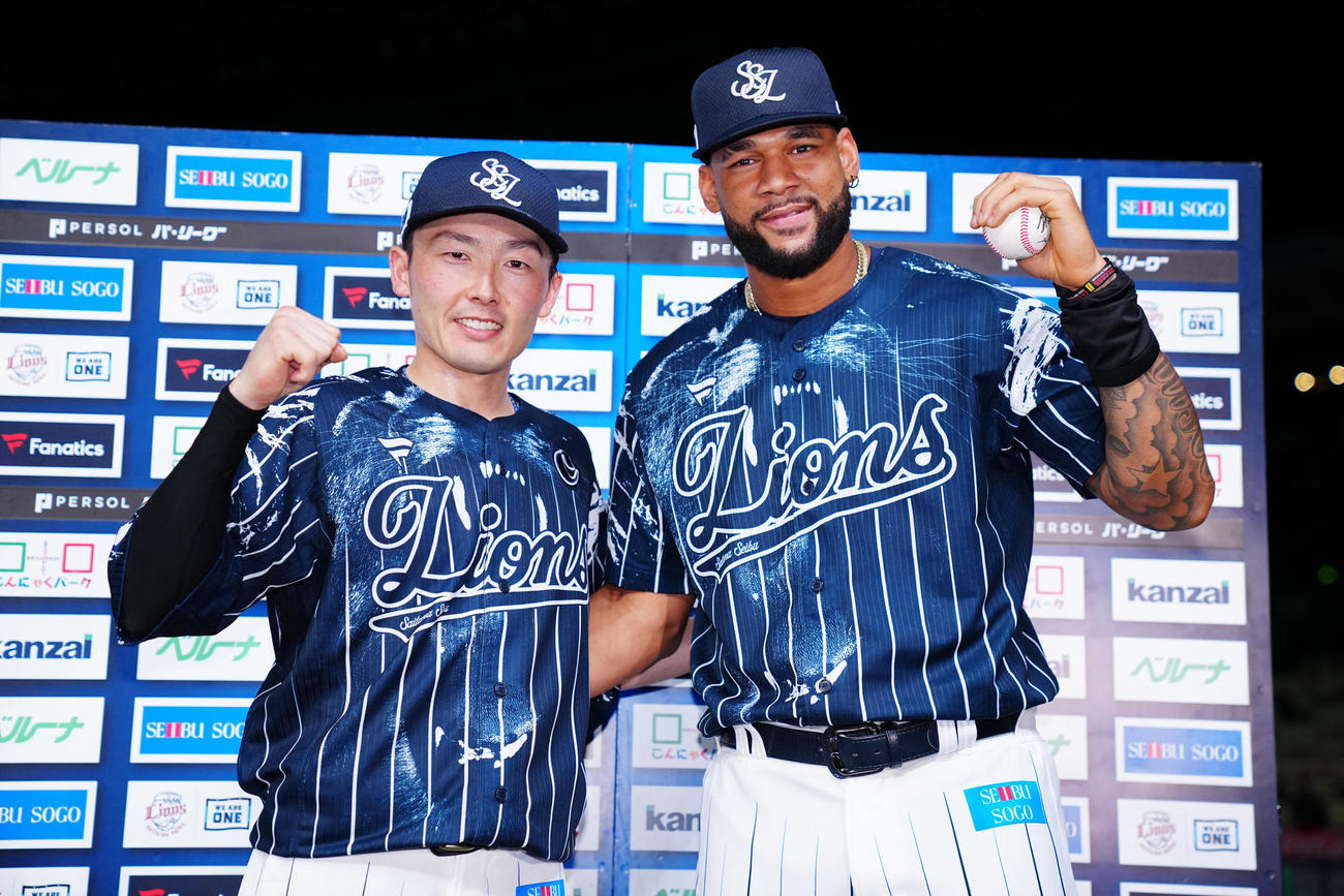 オリックスに勝利しヒーローの西武源田（左）とガルシアは笑顔で写真に納まる（撮影・垰建太）
