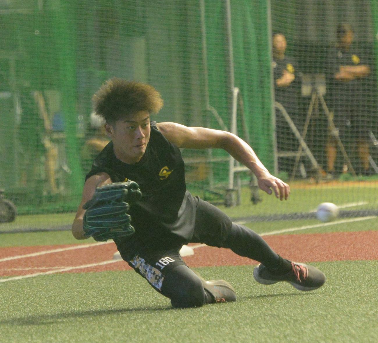 練習に励むソフトバンク長水（撮影・佐藤究）