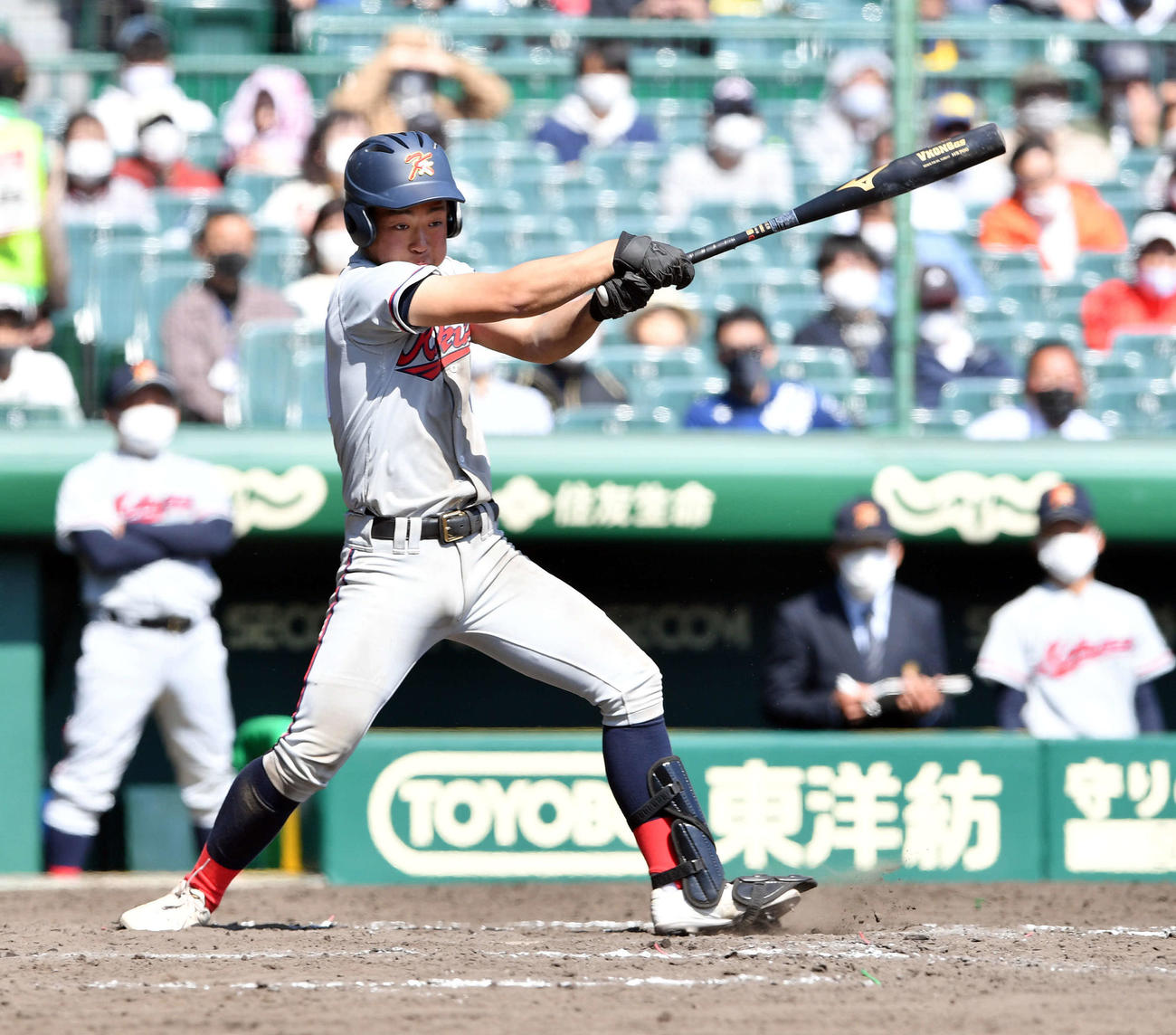 第93回選抜高校野球大会　京都国際対柴田　10回表京都国際1死二塁、中川勇斗は勝ち越しの右前適時打を放つ＝2021年3月24日　