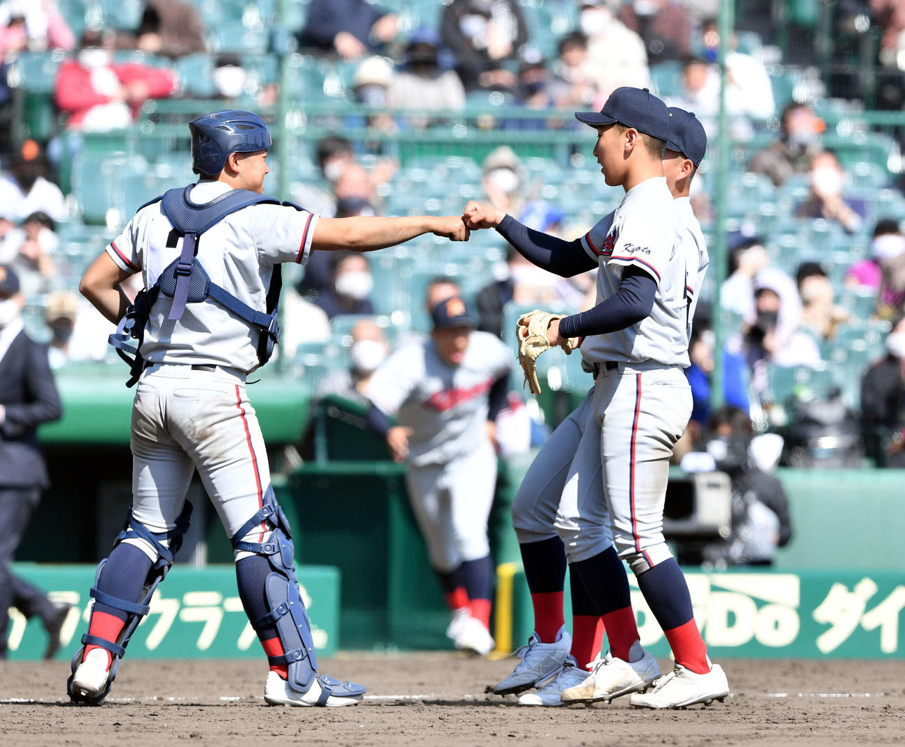 第93回選抜高校野球大会　京都国際対柴田　試合に勝利しグータッチを交わす京都国際・中川勇斗（左）と平野順大＝2021年3月24日　