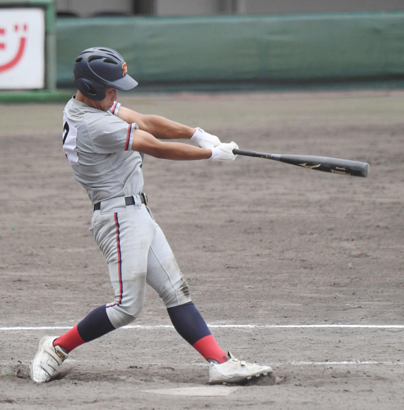 高校野球京都府大会　京都外大西対京都国際　4回裏京都国際無死一塁、左越え2点本塁打を放つ中川勇斗＝2021年7月28日、わかさスタジアム京都