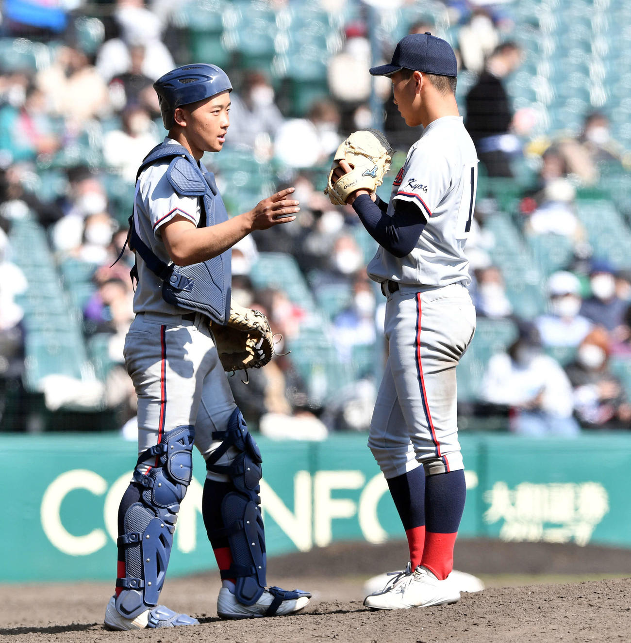 第93回選抜高校野球大会　京都国際対柴田　10回、京都国際・中川勇斗（左）はマウンドの平野順大と話す＝2021年3月24日　