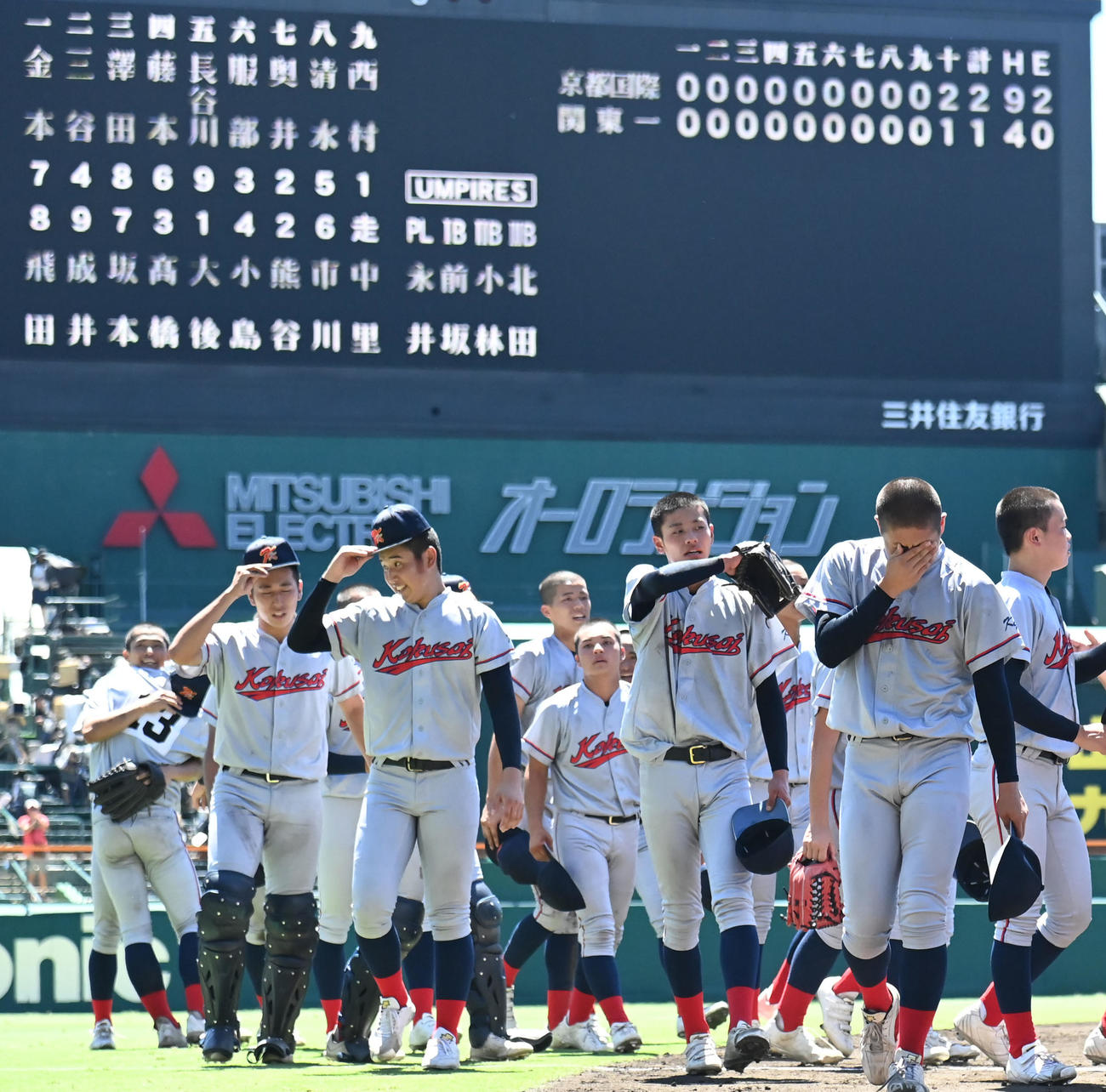 初優勝を果たしうれし泣きをする京都国際・中崎琉生（右から2人目）（撮影・石井愛子）