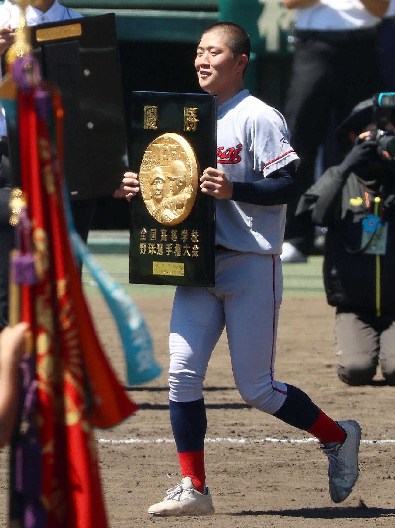 京都国際対関東第一　優勝盾を手に、笑顔をみせる京都国際エース中崎（撮影・上山淳一）