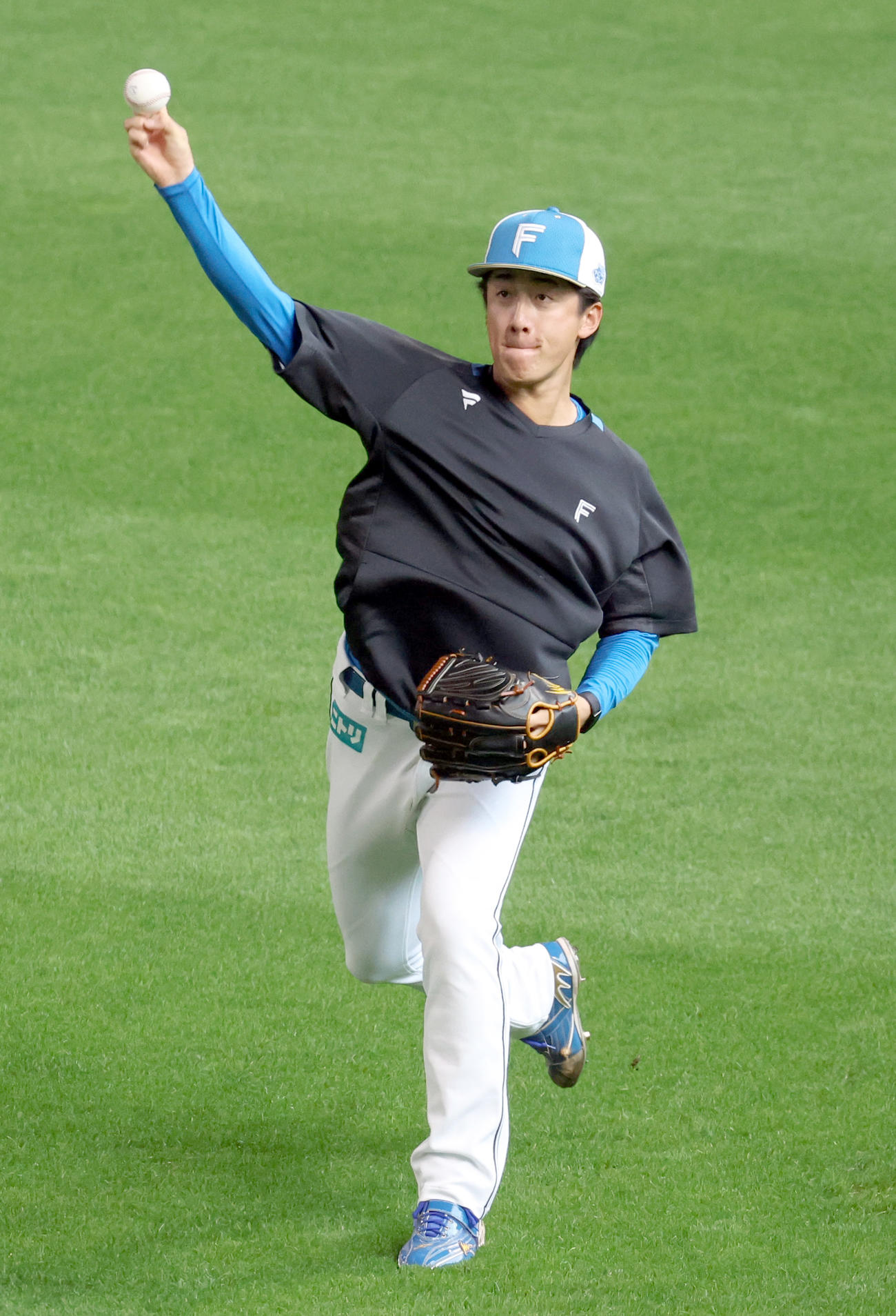 日本ハム対ソフトバンク　キャッチボールをする日本ハム北山（撮影・佐藤翔太）