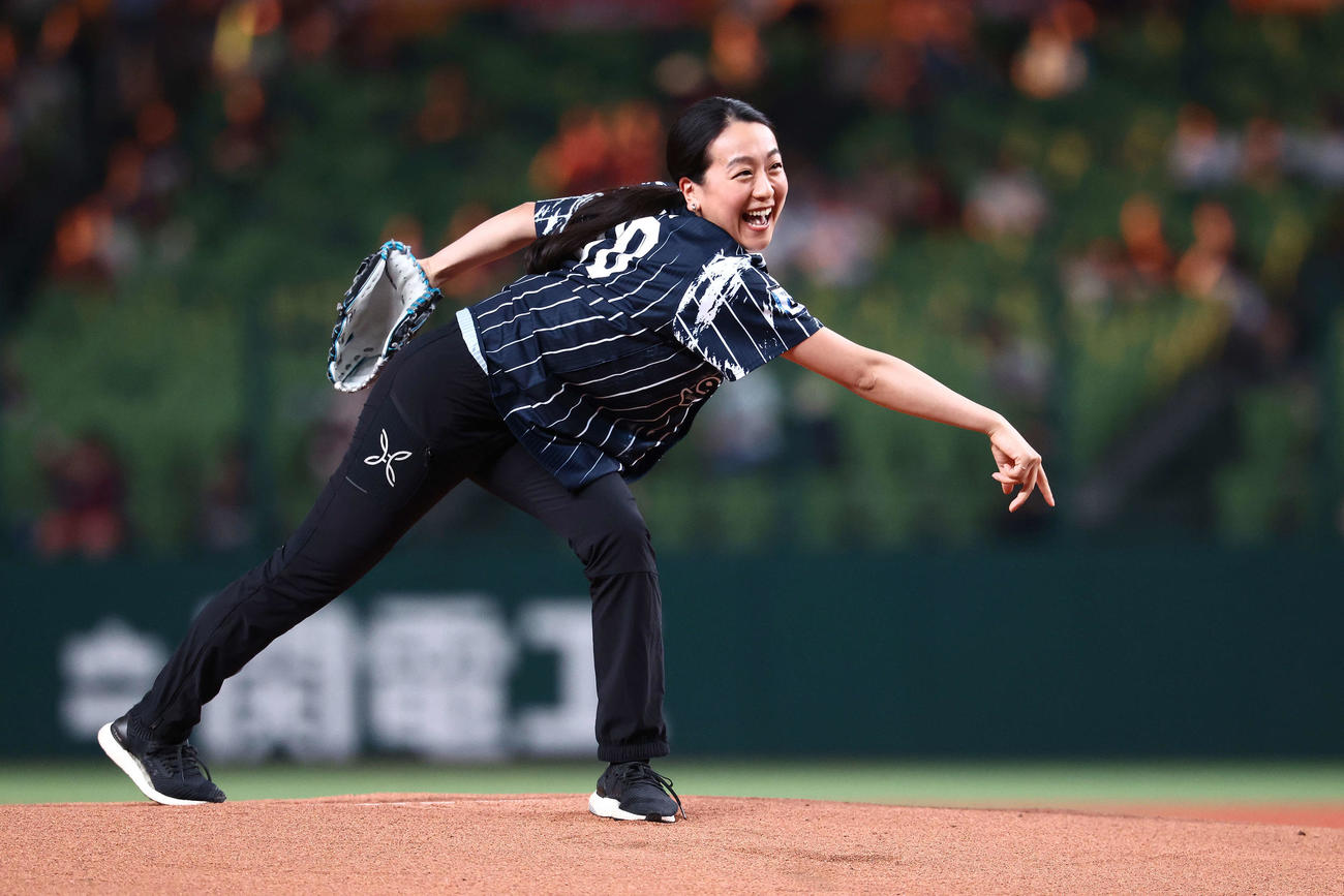 西武対楽天　開始前、始球式を務める浅田真央さん（撮影・河田真司）