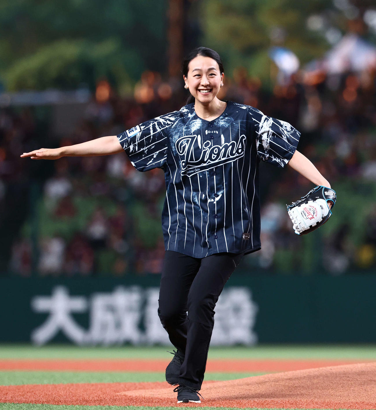 西武対楽天　開始前、始球式を務めた浅田真央さん（撮影・河田真司）